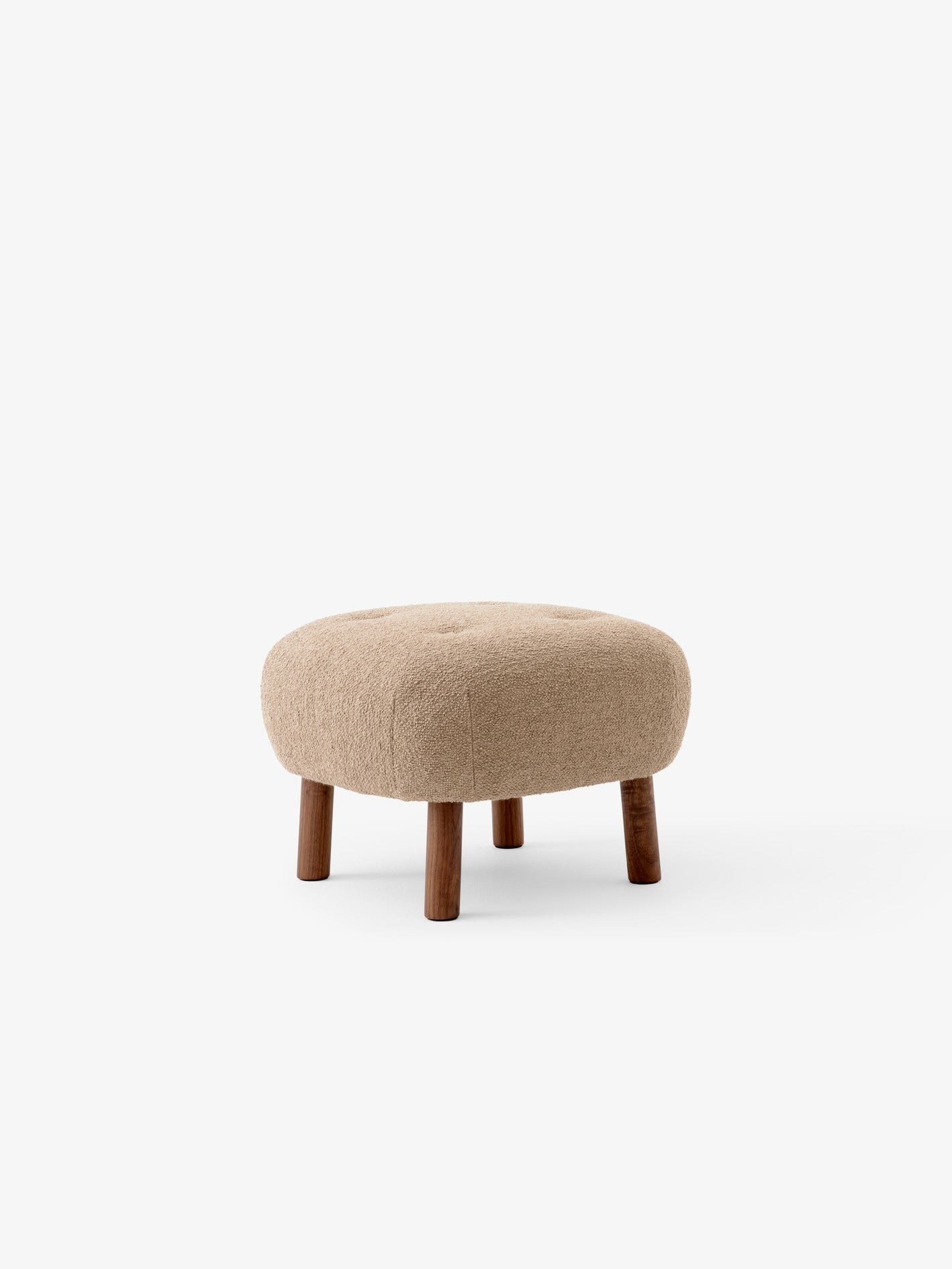 Pouf tapizado &Tradition ATD1 en madera con espuma y relleno, asiento auxiliar de diseño nórdico minimalista; Pouf ATD1 — Pouf ATD1_Oiled Oak w. vid0554_Angled front; Pouf ATD1 — Pouf ATD1_Oiled Oak w. ecri0640_Angled front; Pouf ATD1 — 134430A235A183_Pouf ATD1_Walnut w. Barnum 004_Angled Front; Pouf ATD1 — Pouf ATD1_Walnut w. vid0554_Angled front