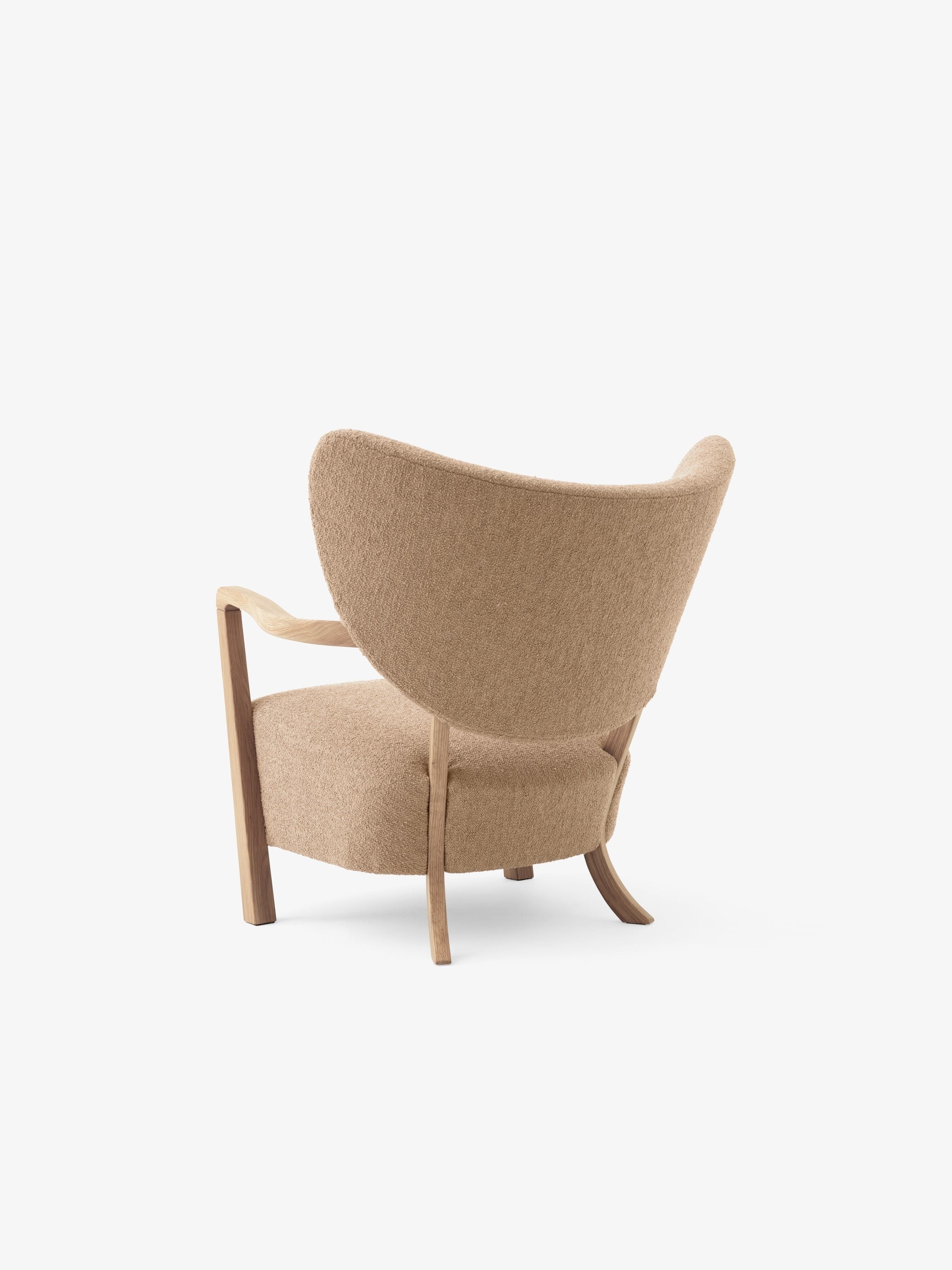 Sillón &Tradition Wulff Lounge Chair de madera con tapizado y diseño escandinavo de Viggo Boesen sobre fondo neutro; Wulff Lounge Chair ATD2 — 134434A235A183_Wulff Lounge Chair ATD2_Walnut w. Barnum 004_Angled Front; Wulff Lounge Chair ATD2 — 134434A235A183_Wulff Lounge Chair ATD2_Walnut w. Barnum 004_Angled Back; Wulff Lounge Chair ATD2 — 134433A235A183_Wulff Lounge Chair ATD2_Oak w. Barnum 004_Angled Back; Wulff Lounge Chair ATD2 — ATD_Retail_2021_Wulff ATD2_Drop Leaf HM5_Flowerpot VP3-kopi