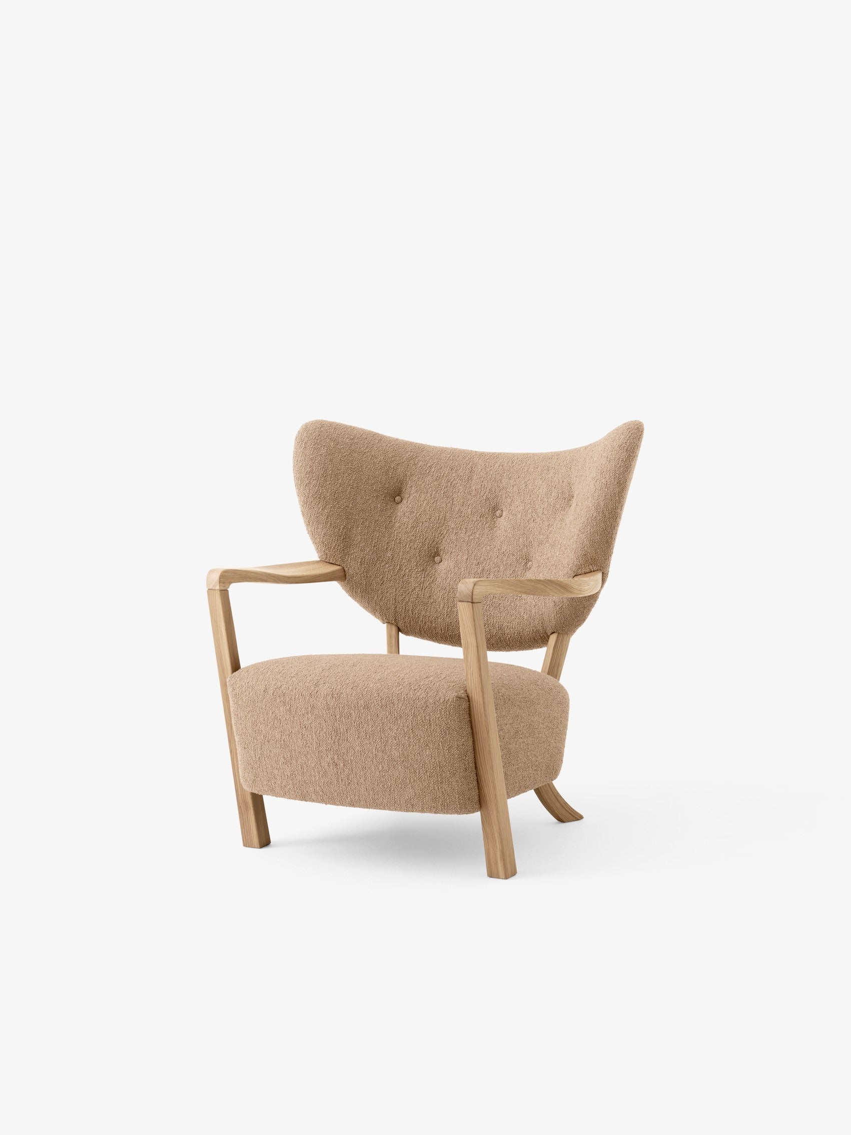 Sillón &Tradition Wulff Lounge Chair de madera con tapizado y diseño escandinavo de Viggo Boesen sobre fondo neutro; Wulff Lounge Chair ATD2 — 134434A235A183_Wulff Lounge Chair ATD2_Walnut w. Barnum 004_Angled Front; Wulff Lounge Chair ATD2 — 134434A235A183_Wulff Lounge Chair ATD2_Walnut w. Barnum 004_Angled Back; Wulff Lounge Chair ATD2 — 134433A235A183_Wulff Lounge Chair ATD2_Oak w. Barnum 004_Angled Back; Wulff Lounge Chair ATD2 — ATD_Retail_2021_Wulff ATD2_Drop Leaf HM5_Flowerpot VP3-kopi
