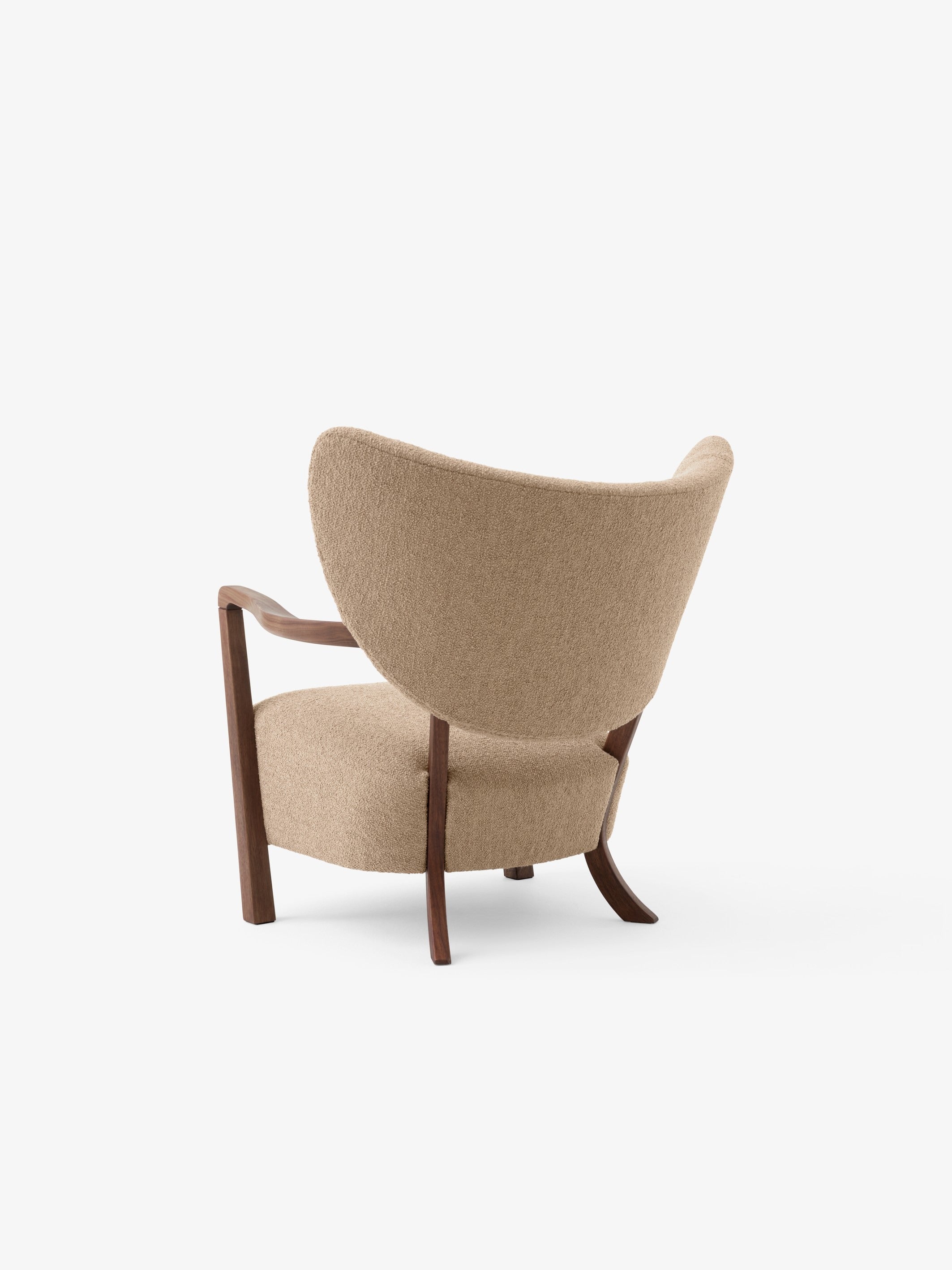 Sillón &Tradition Wulff Lounge Chair de madera con tapizado y diseño escandinavo de Viggo Boesen sobre fondo neutro; Wulff Lounge Chair ATD2 — 134434A235A183_Wulff Lounge Chair ATD2_Walnut w. Barnum 004_Angled Front; Wulff Lounge Chair ATD2 — 134434A235A183_Wulff Lounge Chair ATD2_Walnut w. Barnum 004_Angled Back; Wulff Lounge Chair ATD2 — 134433A235A183_Wulff Lounge Chair ATD2_Oak w. Barnum 004_Angled Back; Wulff Lounge Chair ATD2 — ATD_Retail_2021_Wulff ATD2_Drop Leaf HM5_Flowerpot VP3-kopi