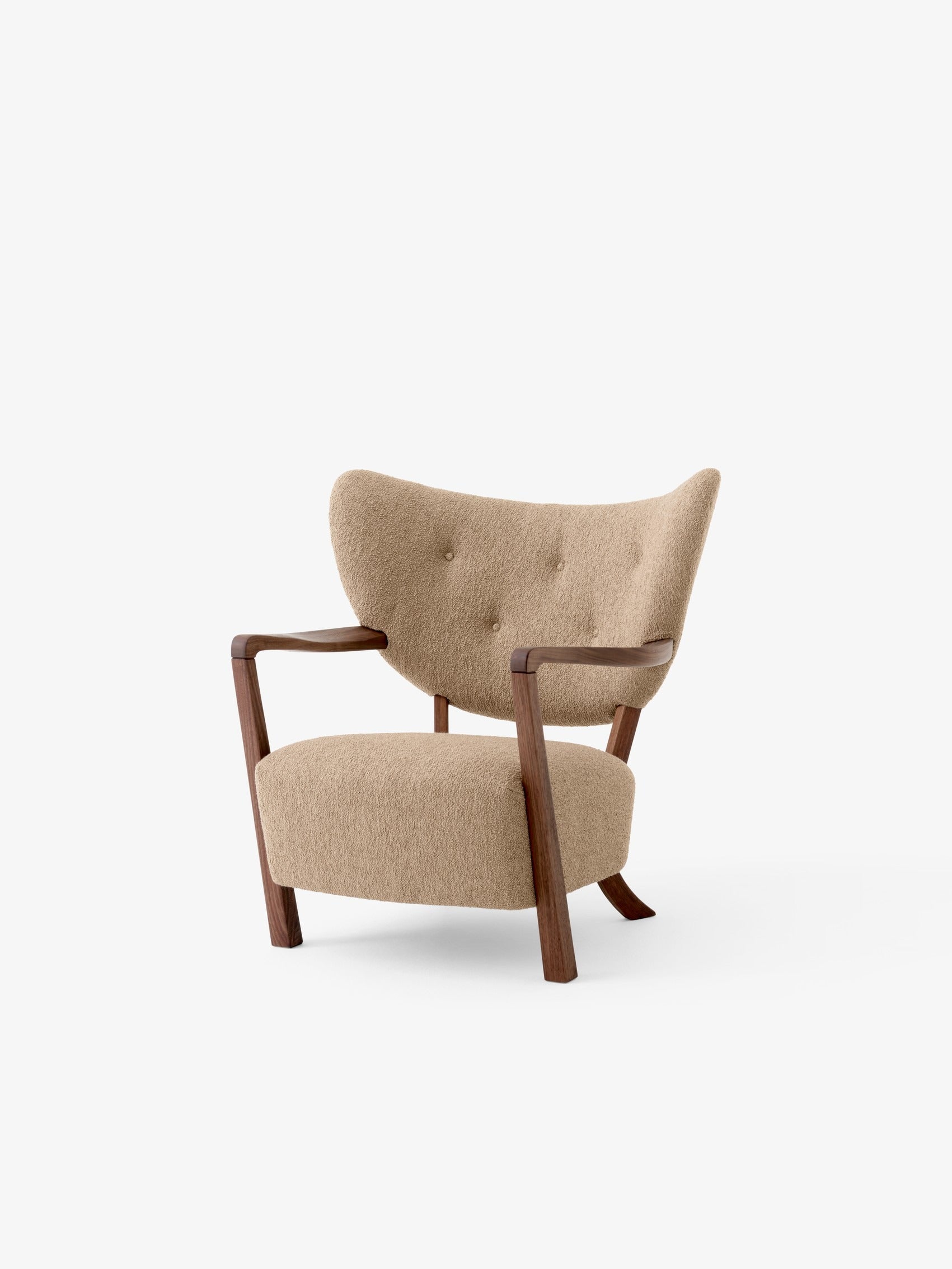 Sillón &Tradition Wulff Lounge Chair de madera con tapizado y diseño escandinavo de Viggo Boesen sobre fondo neutro; Wulff Lounge Chair ATD2 — 134434A235A183_Wulff Lounge Chair ATD2_Walnut w. Barnum 004_Angled Front; Wulff Lounge Chair ATD2 — 134434A235A183_Wulff Lounge Chair ATD2_Walnut w. Barnum 004_Angled Back; Wulff Lounge Chair ATD2 — 134433A235A183_Wulff Lounge Chair ATD2_Oak w. Barnum 004_Angled Back; Wulff Lounge Chair ATD2 — ATD_Retail_2021_Wulff ATD2_Drop Leaf HM5_Flowerpot VP3-kopi