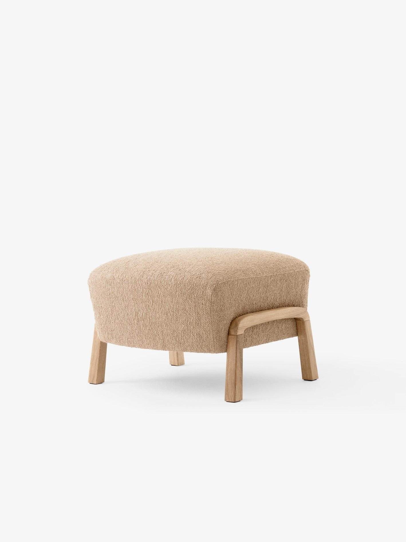 Puf Wulff de &Tradition modelo ATD3 con estructura de madera y tapizado en tela, diseño escandinavo minimalista para salón; Wulff Pouf ATD3 — Wulff Pouf ATD3_Walnut w. sisu0105_Angled front; Wulff Pouf ATD3 — 134436A235A183_Wulff Pouf ATD3_Walnut w. Barnum 004_Angled Front; Wulff Pouf ATD3 — Wulff Pouf ATD3_Oiled Walnut w. Karakorum 003-side; Wulff Pouf ATD3 — Wulff Pouf ATD3_Oiled Walnut w. Karandash 005-side
