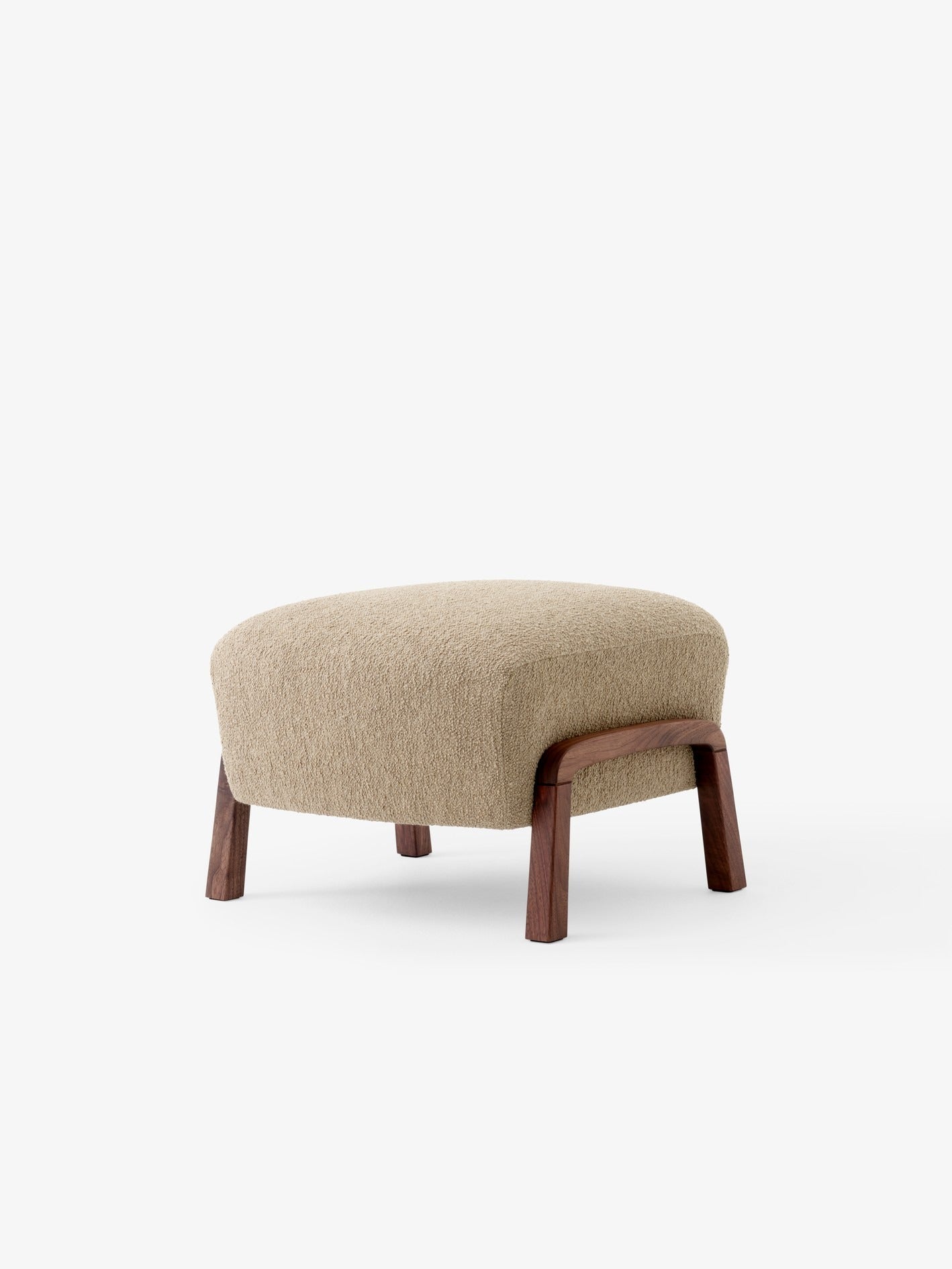 Puf Wulff de &Tradition modelo ATD3 con estructura de madera y tapizado en tela, diseño escandinavo minimalista para salón; Wulff Pouf ATD3 — Wulff Pouf ATD3_Walnut w. sisu0105_Angled front; Wulff Pouf ATD3 — 134436A235A183_Wulff Pouf ATD3_Walnut w. Barnum 004_Angled Front; Wulff Pouf ATD3 — Wulff Pouf ATD3_Oiled Walnut w. Karakorum 003-side; Wulff Pouf ATD3 — Wulff Pouf ATD3_Oiled Walnut w. Karandash 005-side