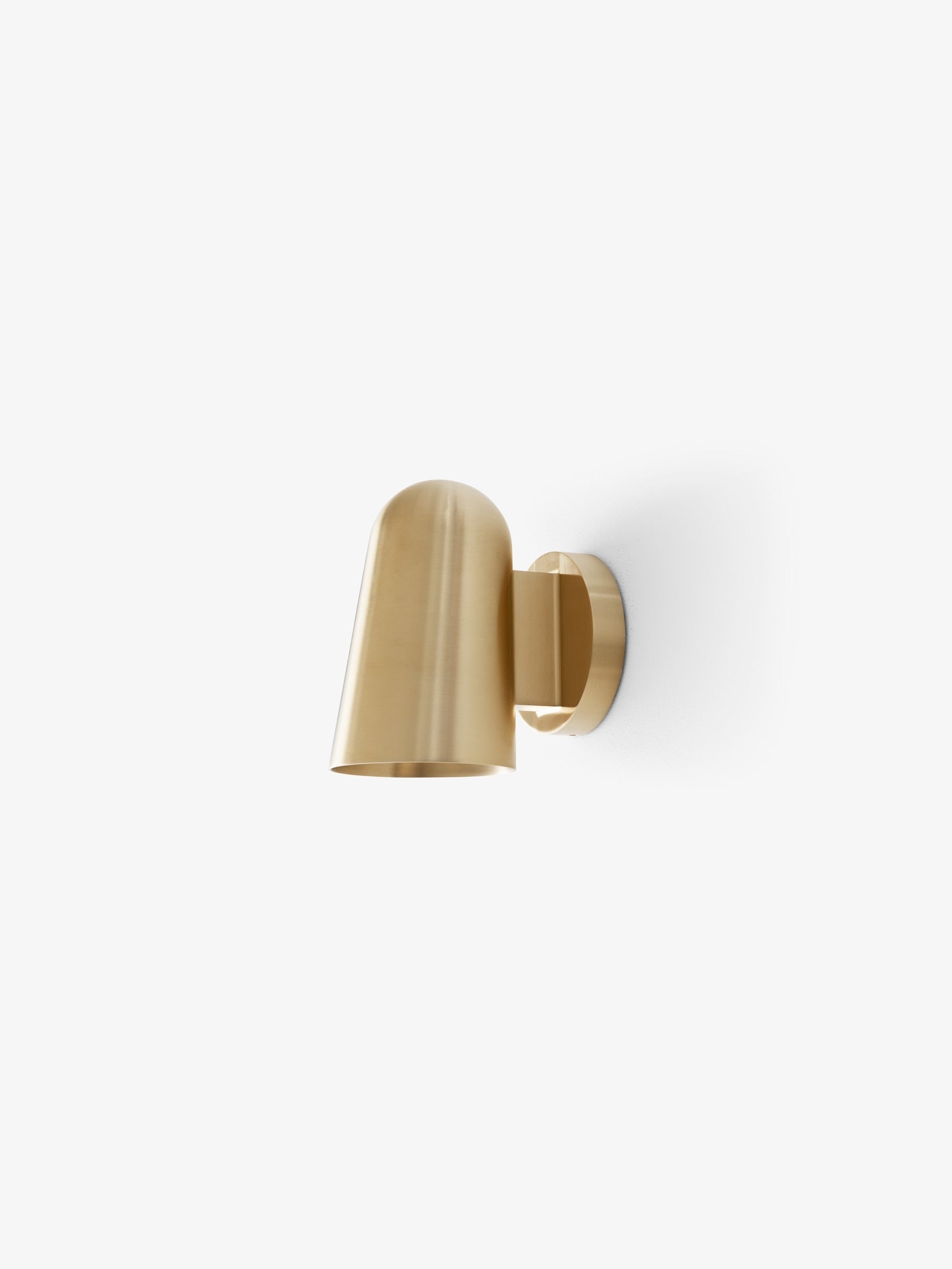 Aplique de pared &Tradition Solid SC105 en latón dorado con diseño cilíndrico minimalista de Space Copenhagen sobre fondo bla; Solid Wall Lamp SC105 — 136745A139_Solid Wall Lamp SC105_Brass_Angled Front