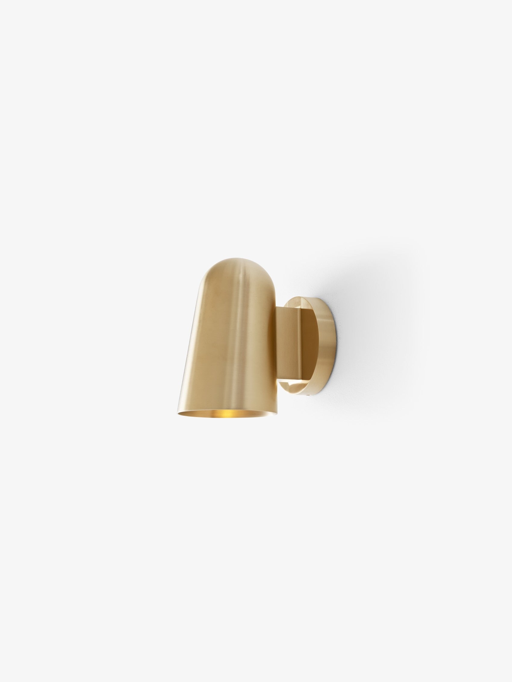 Aplique de pared &Tradition Solid SC105 en latón dorado con diseño cilíndrico minimalista de Space Copenhagen sobre fondo bla; Solid Wall Lamp SC105 — 136745A139_Solid Wall Lamp SC105_Brass_Angled Front