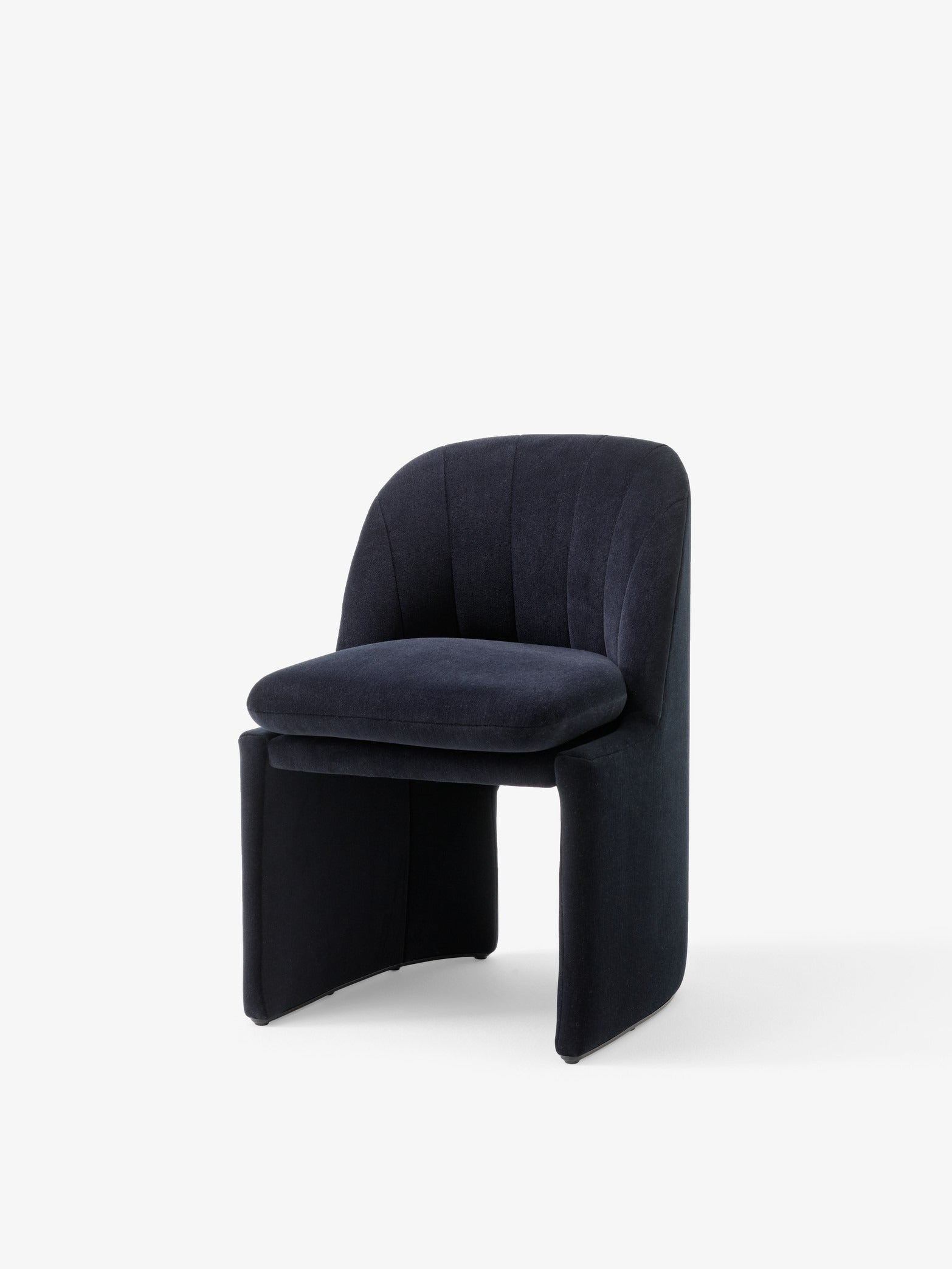 Silla &Tradition Loafer SC106 diseñada por Space Copenhagen con estructura de madera y tapicería acolchada en foam y relleno; Loafer Side Chair SC106 — 146478A235A043A757_Loafer Dining Chair SC106_Sisu 0655_Angled Front; Loafer Side Chair SC106 — 146478A235A183C068_Loafer Dining Chair SC106_Barnum 24_Angled Front; Loafer Side Chair SC106 — 146478A235A187C093_Loafer Dining Chair SC106_Cifrado 0771_Angled Front; Loafer Side Chair SC106 — 146478A235A043A757_Loafer Dining Chair SC106_Sisu 0655_Detail