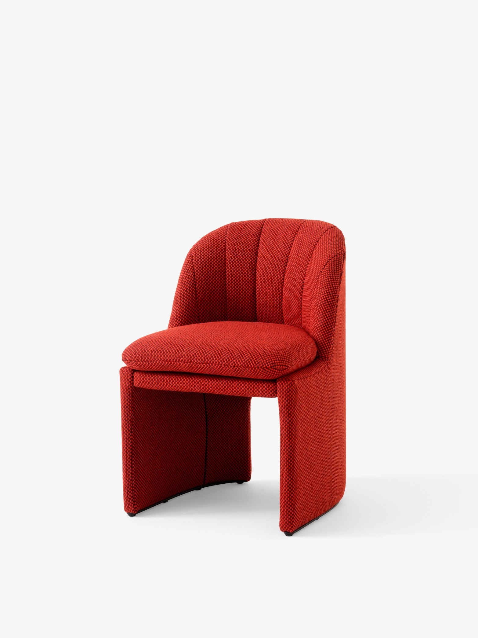 Silla &Tradition Loafer SC106 diseñada por Space Copenhagen con estructura de madera y tapicería acolchada en foam y relleno; Loafer Side Chair SC106 — 146478A235A043A757_Loafer Dining Chair SC106_Sisu 0655_Angled Front; Loafer Side Chair SC106 — 146478A235A183C068_Loafer Dining Chair SC106_Barnum 24_Angled Front; Loafer Side Chair SC106 — 146478A235A187C093_Loafer Dining Chair SC106_Cifrado 0771_Angled Front; Loafer Side Chair SC106 — 146478A235A043A757_Loafer Dining Chair SC106_Sisu 0655_Detail