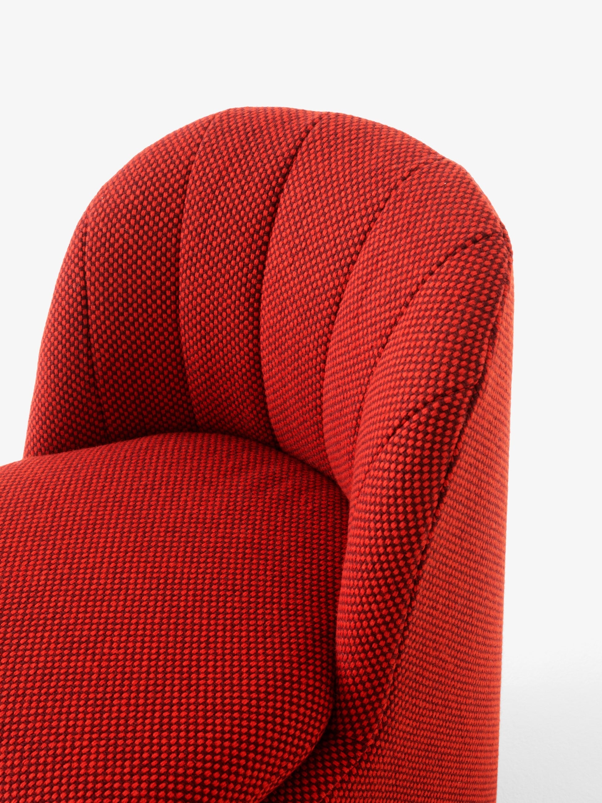 Silla &Tradition Loafer SC106 diseñada por Space Copenhagen con estructura de madera y tapicería acolchada en foam y relleno; Loafer Side Chair SC106 — 146478A235A043A757_Loafer Dining Chair SC106_Sisu 0655_Angled Front; Loafer Side Chair SC106 — 146478A235A183C068_Loafer Dining Chair SC106_Barnum 24_Angled Front; Loafer Side Chair SC106 — 146478A235A187C093_Loafer Dining Chair SC106_Cifrado 0771_Angled Front; Loafer Side Chair SC106 — 146478A235A043A757_Loafer Dining Chair SC106_Sisu 0655_Detail