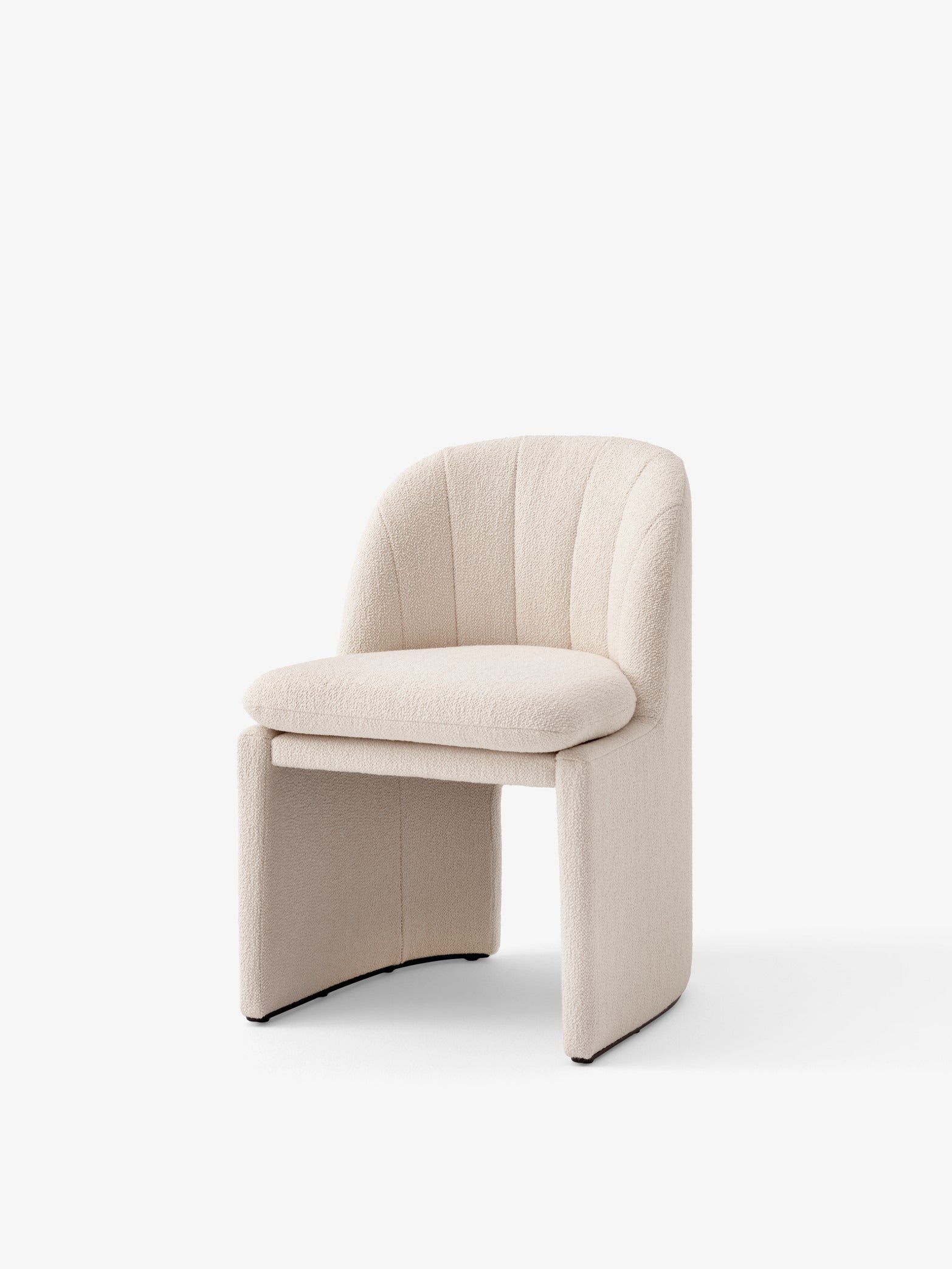 Silla &Tradition Loafer SC106 diseñada por Space Copenhagen con estructura de madera y tapicería acolchada en foam y relleno; Loafer Side Chair SC106 — 146478A235A043A757_Loafer Dining Chair SC106_Sisu 0655_Angled Front; Loafer Side Chair SC106 — 146478A235A183C068_Loafer Dining Chair SC106_Barnum 24_Angled Front; Loafer Side Chair SC106 — 146478A235A187C093_Loafer Dining Chair SC106_Cifrado 0771_Angled Front; Loafer Side Chair SC106 — 146478A235A043A757_Loafer Dining Chair SC106_Sisu 0655_Detail