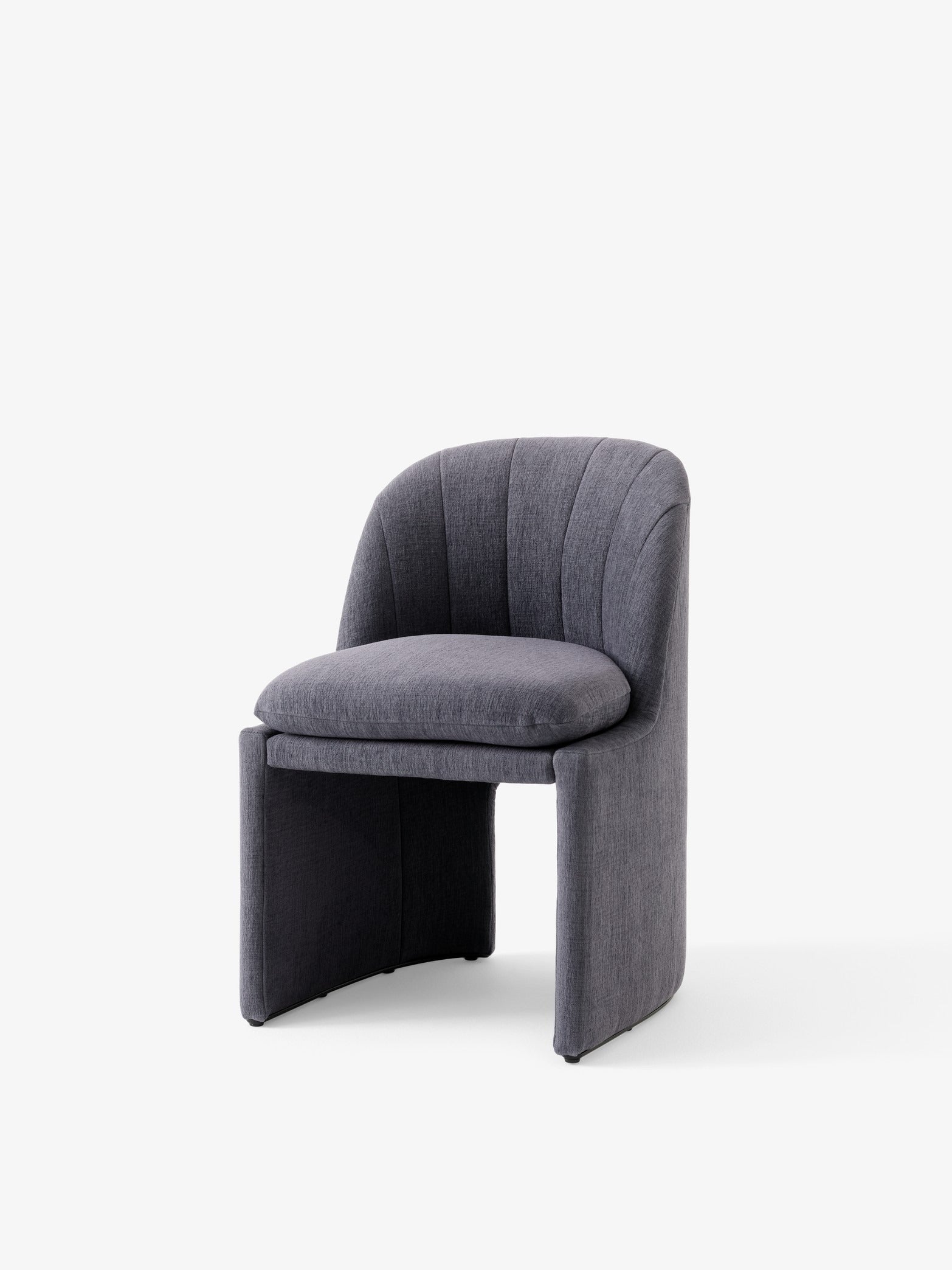 Silla &Tradition Loafer SC106 diseñada por Space Copenhagen con estructura de madera y tapicería acolchada en foam y relleno; Loafer Side Chair SC106 — 146478A235A043A757_Loafer Dining Chair SC106_Sisu 0655_Angled Front; Loafer Side Chair SC106 — 146478A235A183C068_Loafer Dining Chair SC106_Barnum 24_Angled Front; Loafer Side Chair SC106 — 146478A235A187C093_Loafer Dining Chair SC106_Cifrado 0771_Angled Front; Loafer Side Chair SC106 — 146478A235A043A757_Loafer Dining Chair SC106_Sisu 0655_Detail