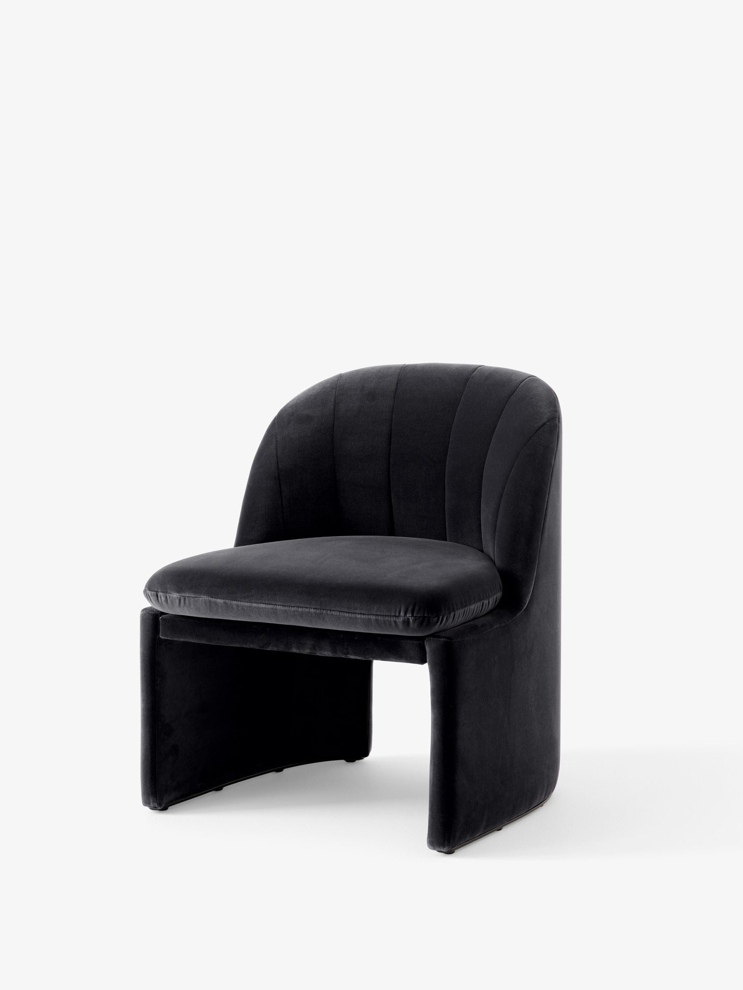 Butaca club &Tradition Loafer SC107 diseñada por Space Copenhagen con estructura de madera y tapicería de alta calidad en ton; Loafer Club Chair SC107 — 146479A235A187C093_Loafer Club Chair SC107_Cifrado 0771_Angled Front; Loafer Club Chair SC107 — 146479A235A014A288_Loafer Club Chair SC107_Gentle 0193_Angled Front; Loafer Club Chair SC107 — 146479A235A020A398_Loafer Club Chair SC107_Karakoum 0001_Angled Front; Loafer Club Chair SC107 — 146479A235A043A757_Loafer Club Chair SC107_Sisu 0655_Detail