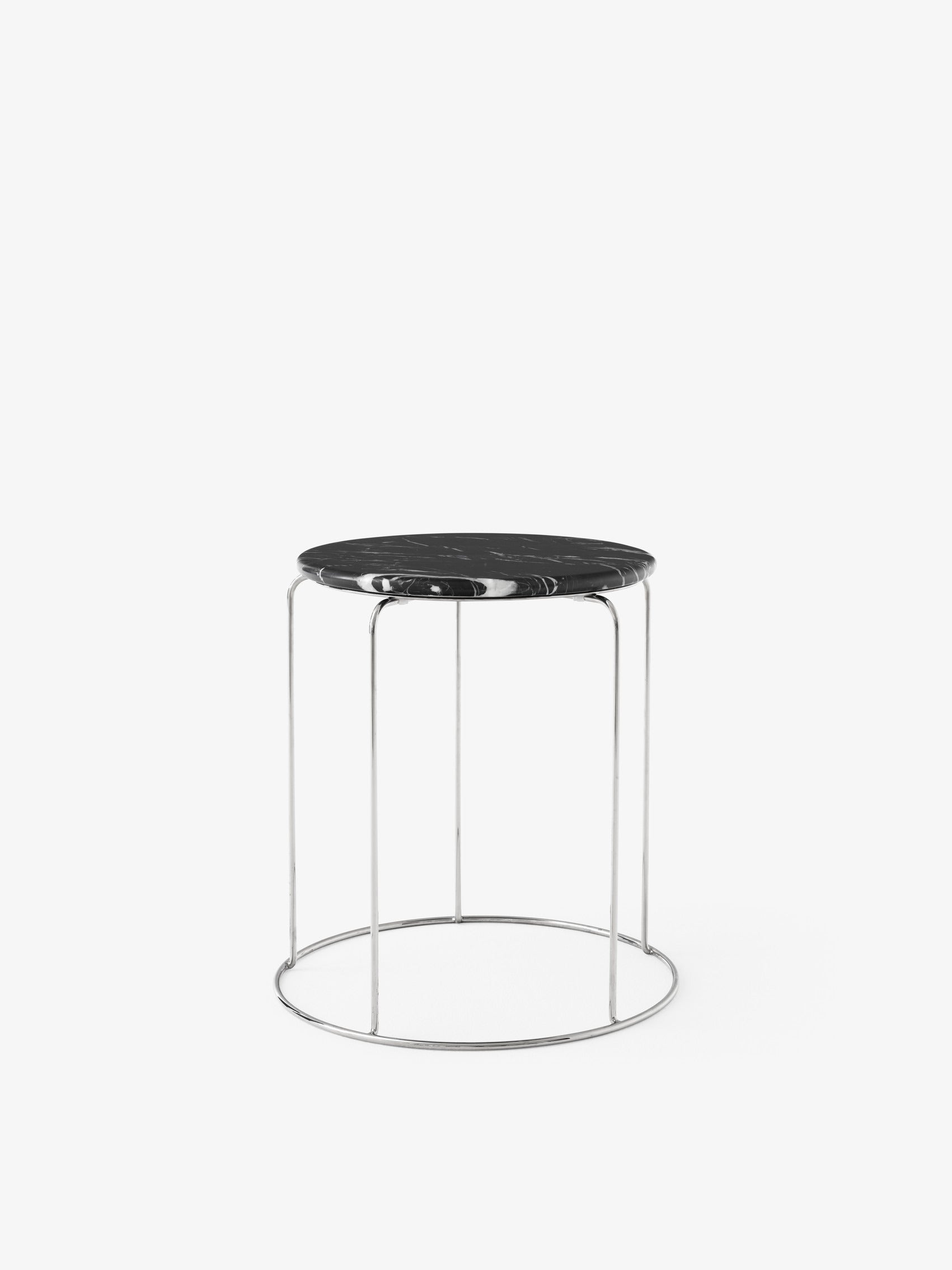 Cojín magnético tapizado &Tradition Seat Pad Wire Stool VP11 diseñado por Verner Panton sobre fondo blanco; Seat Pad Wire Stool VP11 — 146546A336_Table Top Wire Stool VP11_Marble Nero Marquina_Front; Seat Pad Wire Stool VP11 — Wire Stool VP11_Stainless Steel w. Hallingdal 723 Seat Pad_Detail; Seat Pad Wire Stool VP11 — ATD_Retail_2025_Wire Stool VP11_Table Top Wire Stool VP11_Hi Lo AV54_Mist AP21_Collect SC78; Seat Pad Wire Stool VP11 — ATD_Retail_2024_Wirestool VP11_Topan VP6
