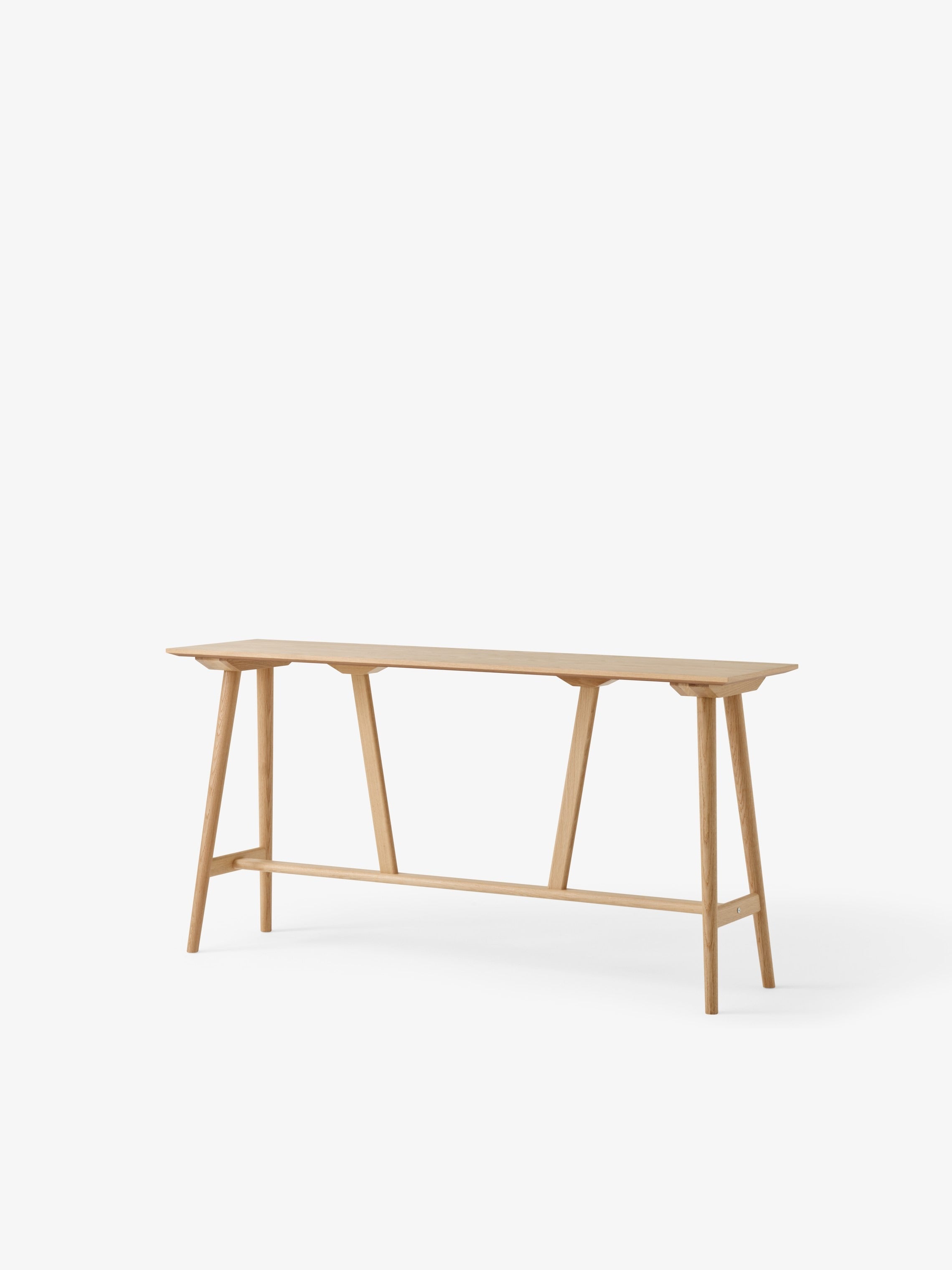 Reposapiés &Tradition In Between SK25 diseñado por Thau & Kallio, estructura minimalista en madera con líneas geométricas lim; Footrest Protector In Between SK25 — 146619A361A085_In Between Counter Table SK25_Smoked Lacquered Oak_Angled Front; Footrest Protector In Between SK25 — 146618A277A086_In Between Counter Table SK25_Lacquered Oak_Angled Front