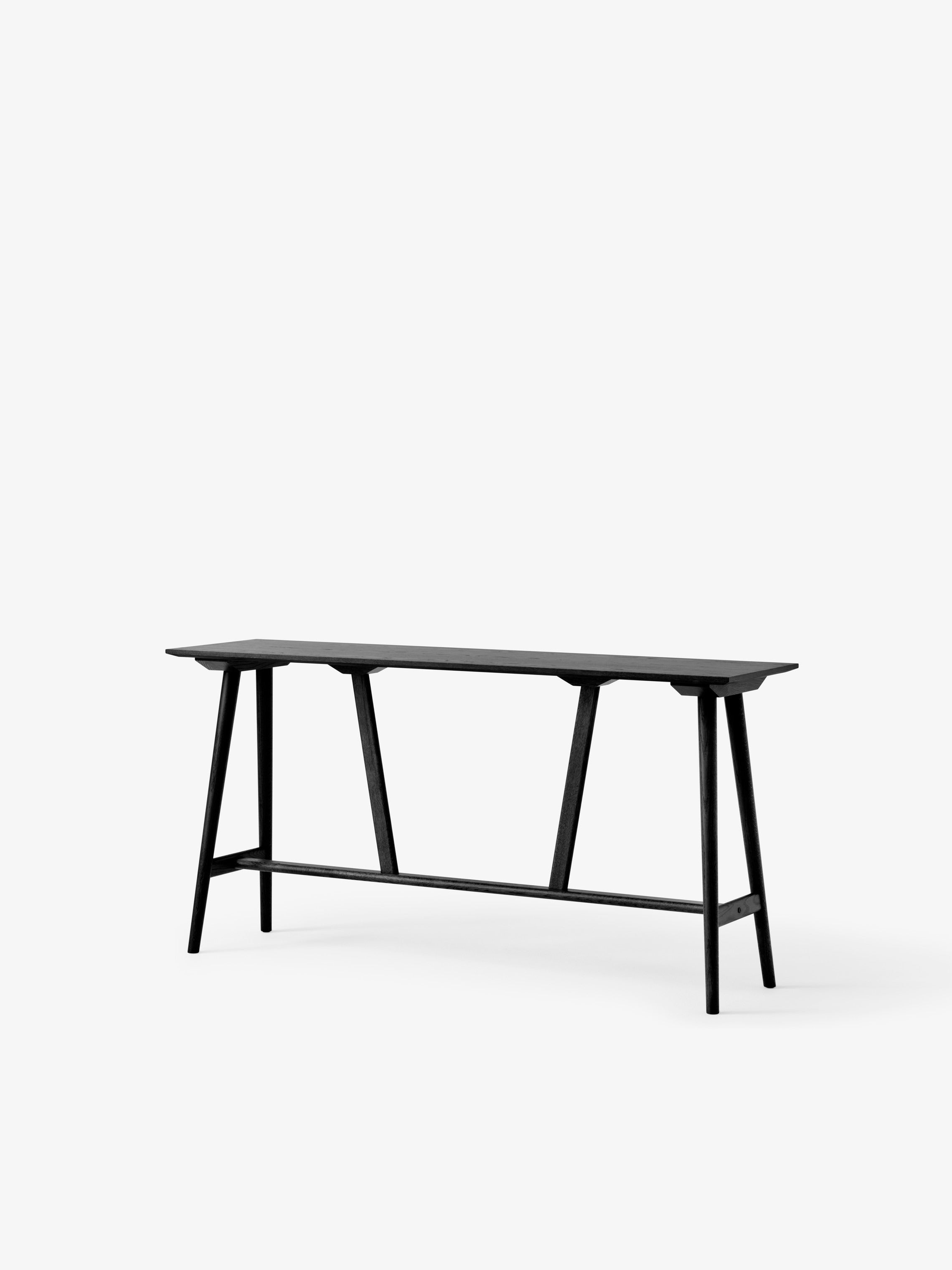 Reposapiés &Tradition In Between SK25 diseñado por Thau & Kallio, estructura minimalista en madera con líneas geométricas lim; Footrest Protector In Between SK25 — 146619A361A085_In Between Counter Table SK25_Smoked Lacquered Oak_Angled Front; Footrest Protector In Between SK25 — 146618A277A086_In Between Counter Table SK25_Lacquered Oak_Angled Front