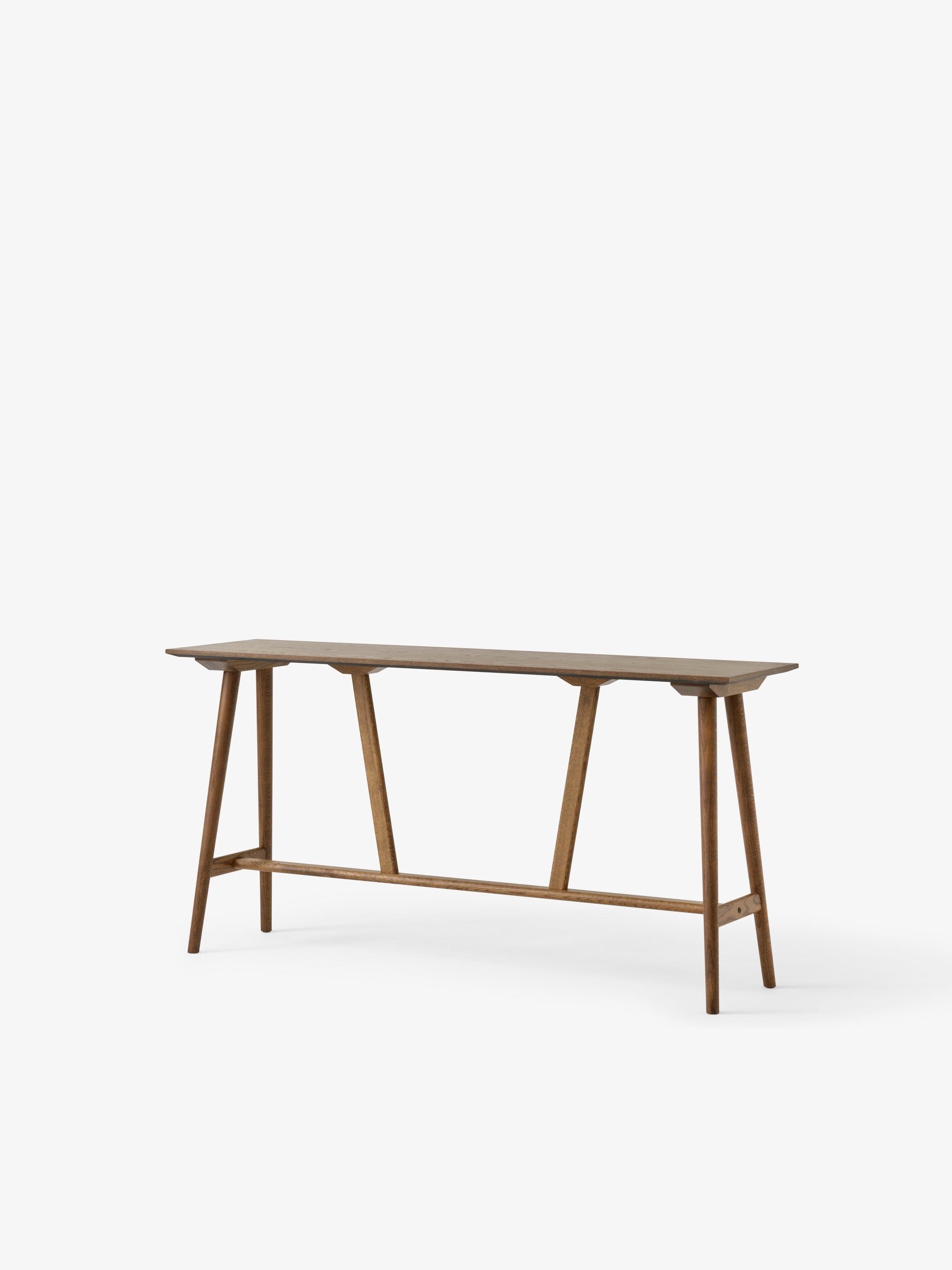 Reposapiés &Tradition In Between SK25 diseñado por Thau & Kallio, estructura minimalista en madera con líneas geométricas lim; Footrest Protector In Between SK25 — 146619A361A085_In Between Counter Table SK25_Smoked Lacquered Oak_Angled Front; Footrest Protector In Between SK25 — 146618A277A086_In Between Counter Table SK25_Lacquered Oak_Angled Front