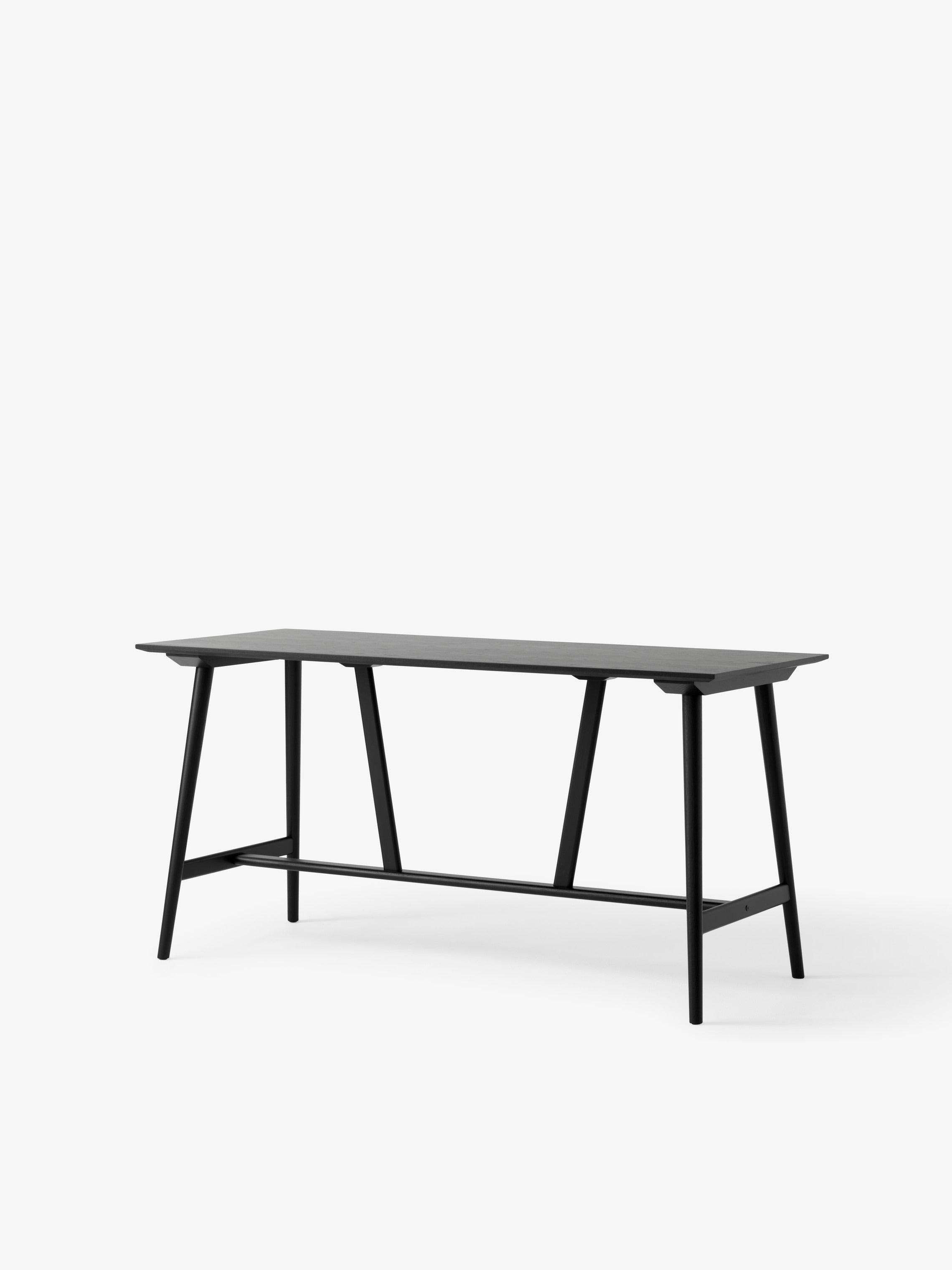 Mesa counter &Tradition In Between SK26 de roble macizo con diseño nórdico minimalista de Sami Kallio sobre fondo blanco