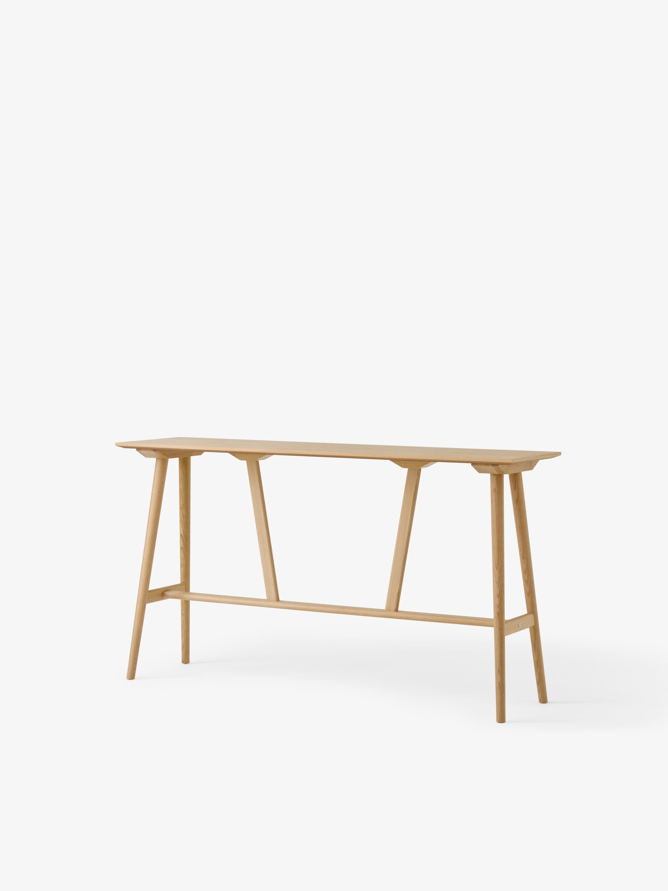Mesa alta In Between SK27 de &Tradition en roble macizo y chapeado, diseño minimalista escandinavo de Sami Kallio sobre fondo; In Between Bar Table SK27 — 146624A277A086_In Between Bar Table SK27_Lacquered Oak_Angled Front; In Between Bar Table SK27 — 146625A361A085_In Between Bar Table SK27_Smoked Lacquered Oak_Angled Front; In Between Bar Table SK27 — ATD_Retail_2025_Rombe Configuration A_In Between SK27_Betty TK15; In Between Bar Table SK27 — ATD_Retail_2025_In Between SK27_Collect SC60_Betty TK17