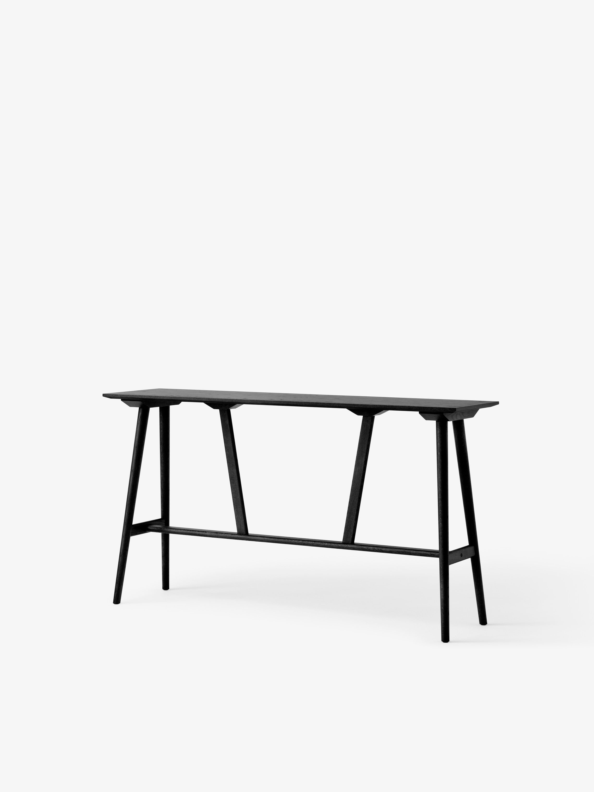Mesa alta In Between SK27 de &Tradition en roble macizo y chapeado, diseño minimalista escandinavo de Sami Kallio sobre fondo; In Between Bar Table SK27 — 146624A277A086_In Between Bar Table SK27_Lacquered Oak_Angled Front; In Between Bar Table SK27 — 146625A361A085_In Between Bar Table SK27_Smoked Lacquered Oak_Angled Front; In Between Bar Table SK27 — ATD_Retail_2025_Rombe Configuration A_In Between SK27_Betty TK15; In Between Bar Table SK27 — ATD_Retail_2025_In Between SK27_Collect SC60_Betty TK17