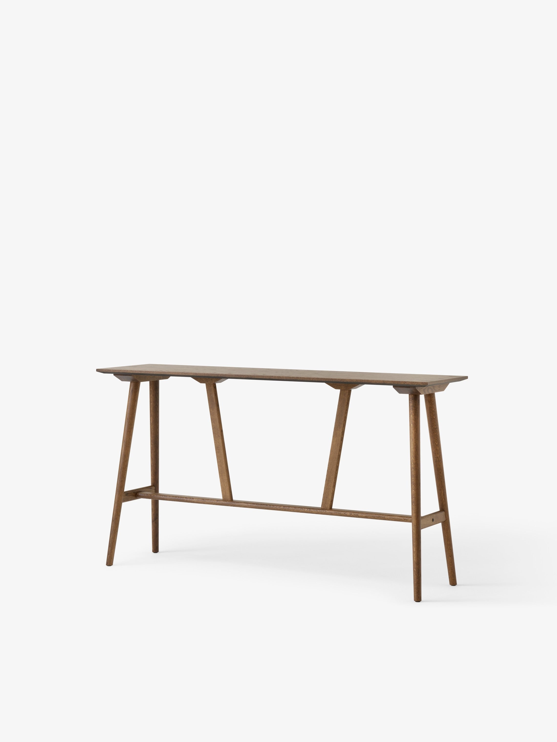 Mesa alta In Between SK27 de &Tradition en roble macizo y chapeado, diseño minimalista escandinavo de Sami Kallio sobre fondo; In Between Bar Table SK27 — 146624A277A086_In Between Bar Table SK27_Lacquered Oak_Angled Front; In Between Bar Table SK27 — 146625A361A085_In Between Bar Table SK27_Smoked Lacquered Oak_Angled Front; In Between Bar Table SK27 — ATD_Retail_2025_Rombe Configuration A_In Between SK27_Betty TK15; In Between Bar Table SK27 — ATD_Retail_2025_In Between SK27_Collect SC60_Betty TK17