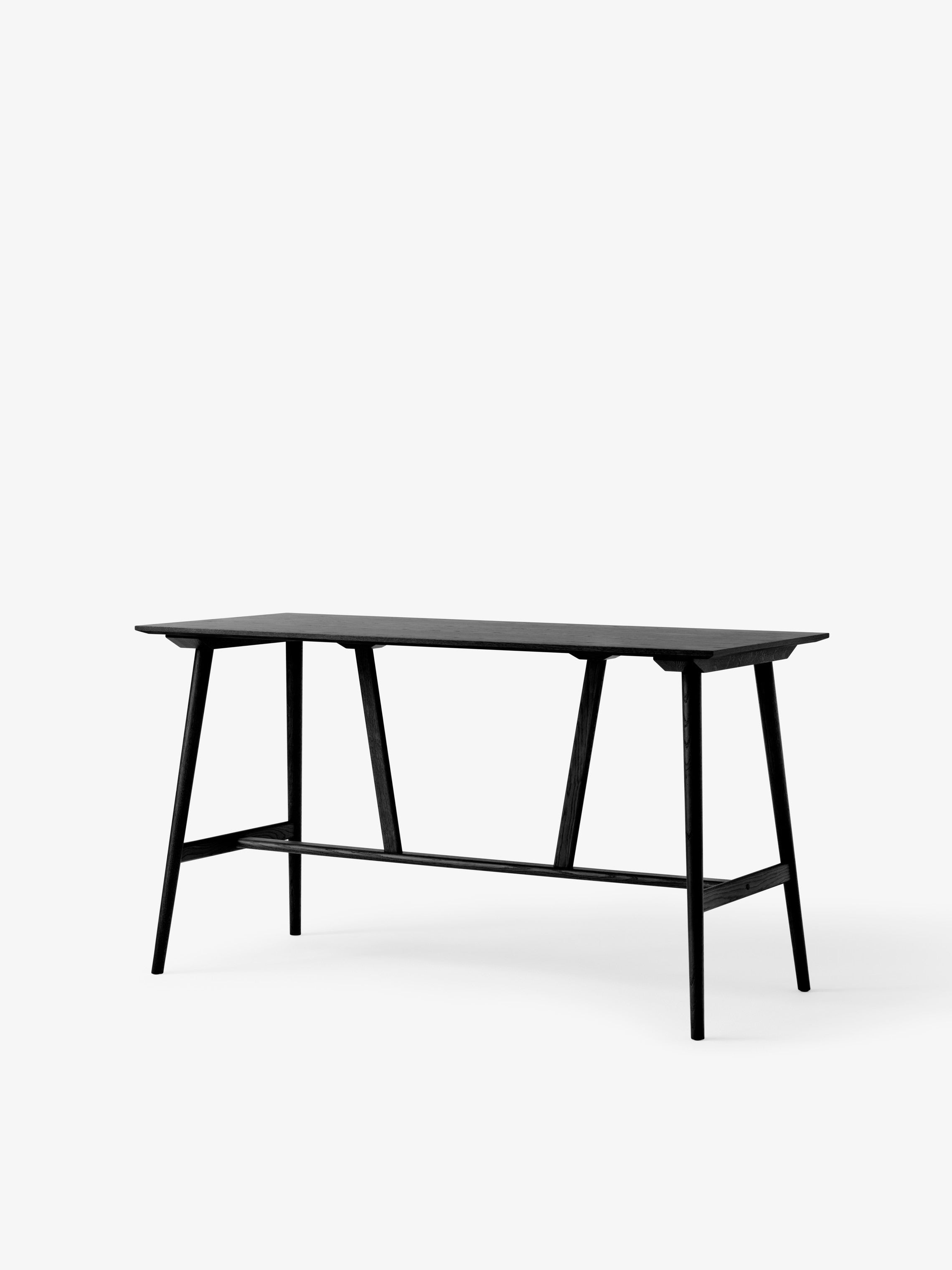Mesa alta In Between Bar Table SK28 de &Tradition en madera de roble natural con diseño minimalista nórdico de Sami Kallio; In Between Bar Table SK28 — 146628A361A085_In Between Bar Table SK28_Black Lacquered Oak_Angled Front; In Between Bar Table SK28 — 146628A361A085_In Between Bar Table SK28_Smoked Lacquered Oak_Angled Front