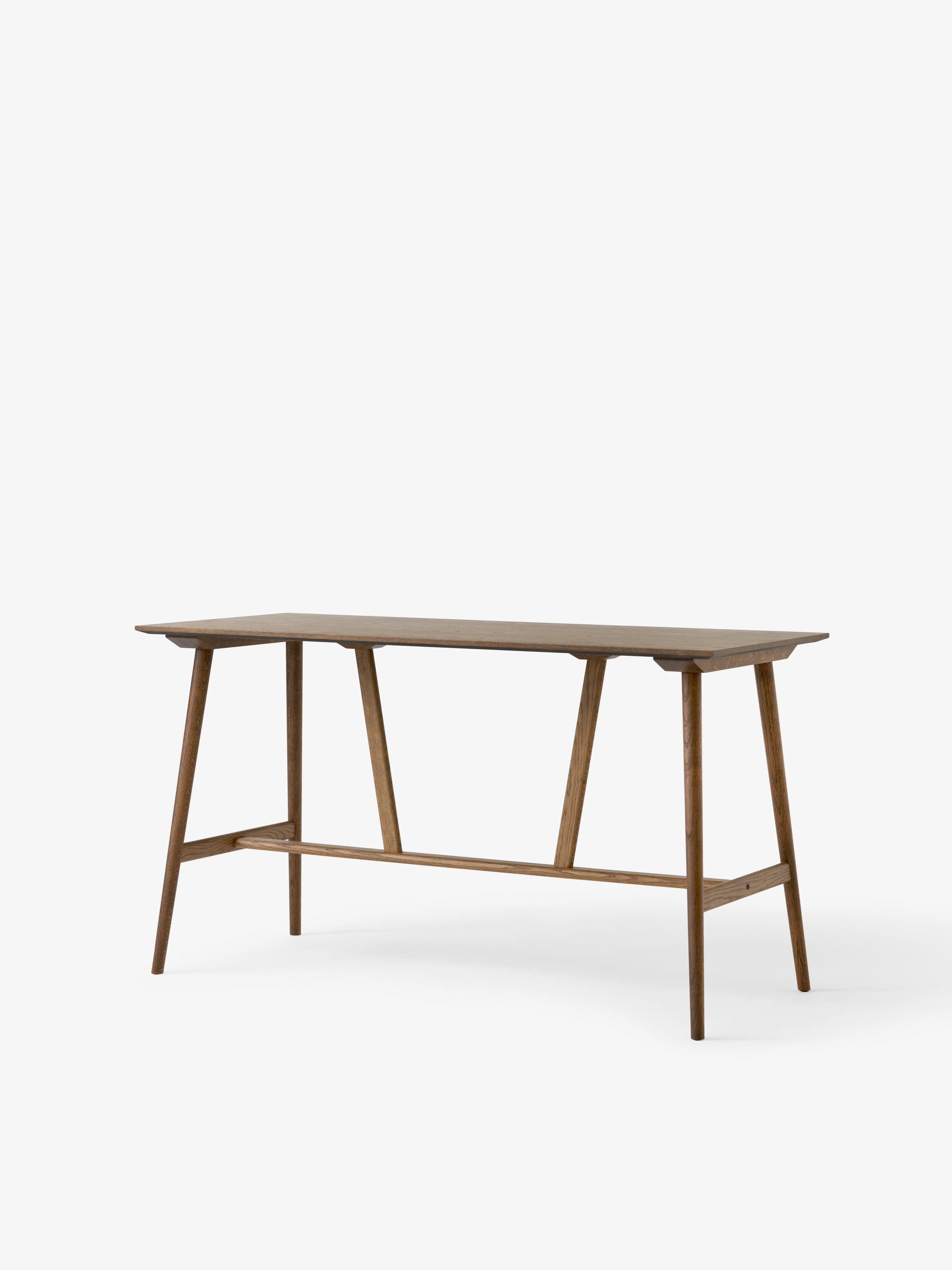 Mesa alta In Between Bar Table SK28 de &Tradition en madera de roble natural con diseño minimalista nórdico de Sami Kallio; In Between Bar Table SK28 — 146628A361A085_In Between Bar Table SK28_Black Lacquered Oak_Angled Front; In Between Bar Table SK28 — 146628A361A085_In Between Bar Table SK28_Smoked Lacquered Oak_Angled Front