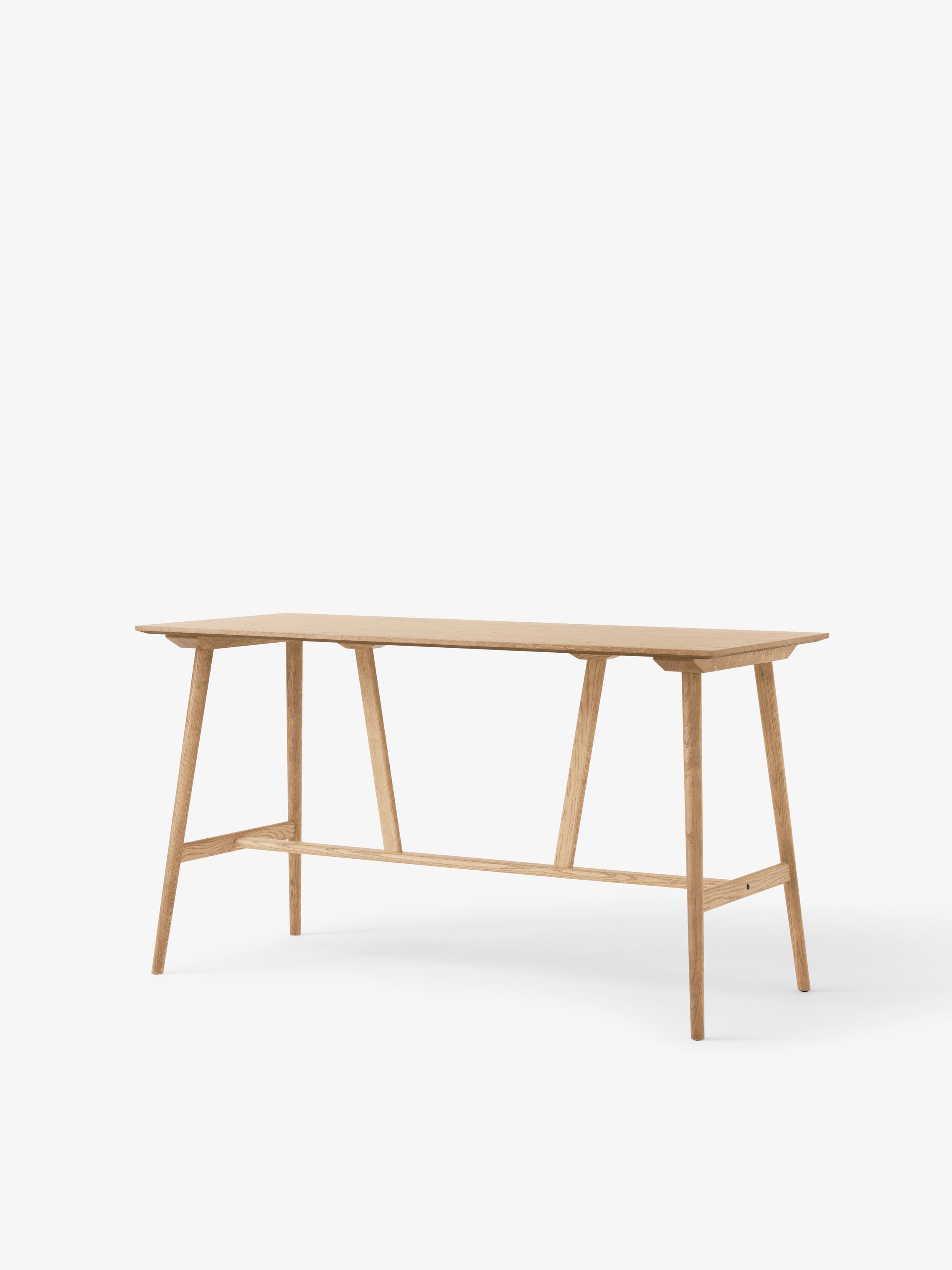 Mesa alta In Between Bar Table SK28 de &Tradition en madera de roble natural con diseño minimalista nórdico de Sami Kallio; In Between Bar Table SK28 — 146628A361A085_In Between Bar Table SK28_Black Lacquered Oak_Angled Front; In Between Bar Table SK28 — 146628A361A085_In Between Bar Table SK28_Smoked Lacquered Oak_Angled Front