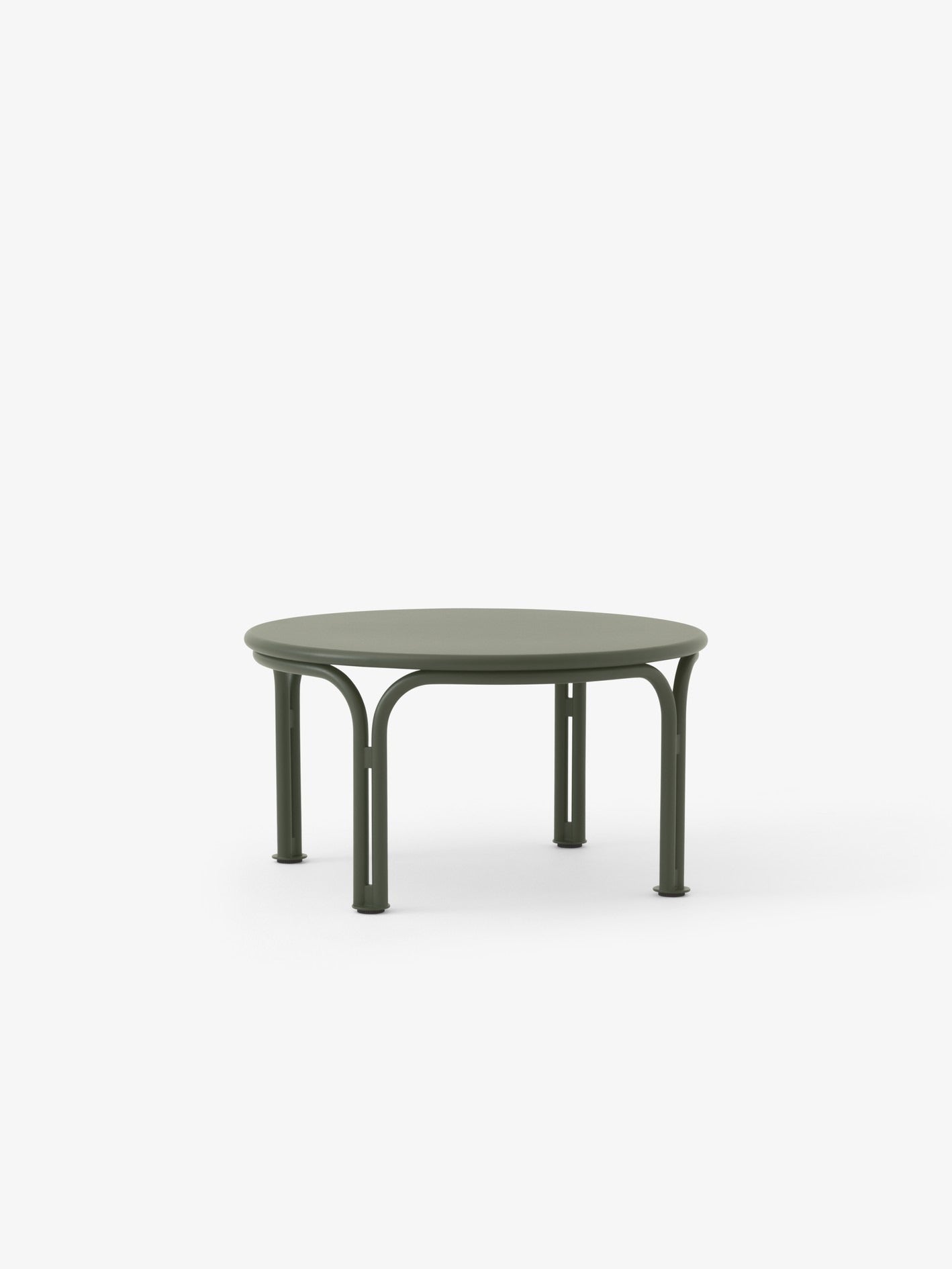 Mesa de café exterior &Tradition Thorvald SC108 con estructura de acero negro, diseño minimalista de Space Copenhagen para ja; Thorvald Outdoor Coffee Table SC108 — 148180A409_Thorvald SC108_Warm Black_Angled Front; Thorvald Outdoor Coffee Table SC108 — 148180A409_Thorvald SC108_Bronze Green_Angled Front; Thorvald Outdoor Coffee Table SC108 — 148181A410_Thorvald SC108_Ivory_Detail; Thorvald Outdoor Coffee Table SC108 — 148180A409_Thorvald SC108_Bronze Green_Detail