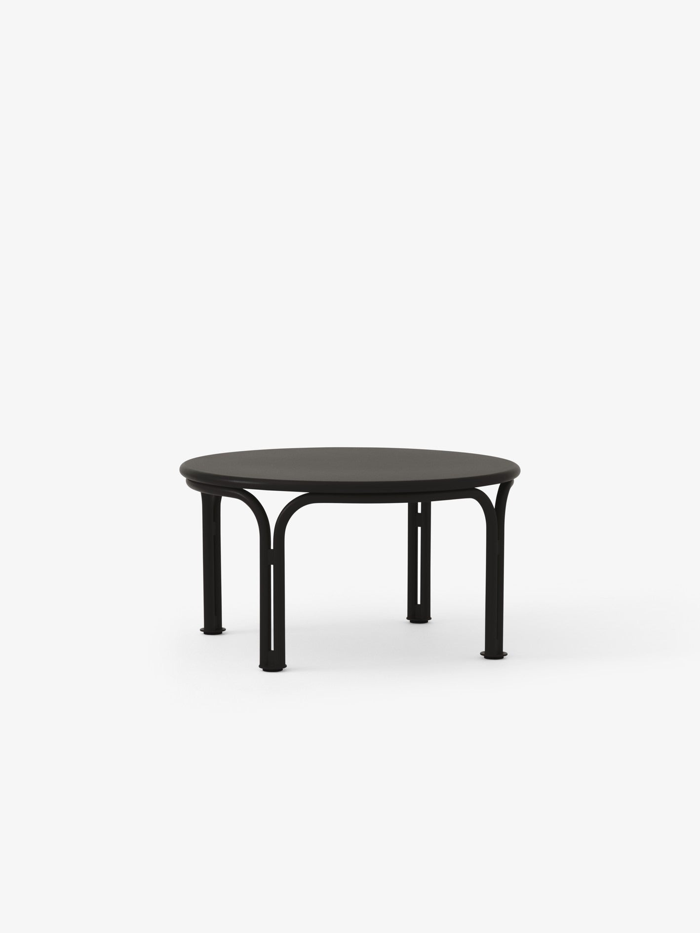 Mesa de café exterior &Tradition Thorvald SC108 con estructura de acero negro, diseño minimalista de Space Copenhagen para ja; Thorvald Outdoor Coffee Table SC108 — 148180A409_Thorvald SC108_Warm Black_Angled Front; Thorvald Outdoor Coffee Table SC108 — 148180A409_Thorvald SC108_Bronze Green_Angled Front; Thorvald Outdoor Coffee Table SC108 — 148181A410_Thorvald SC108_Ivory_Detail; Thorvald Outdoor Coffee Table SC108 — 148180A409_Thorvald SC108_Bronze Green_Detail