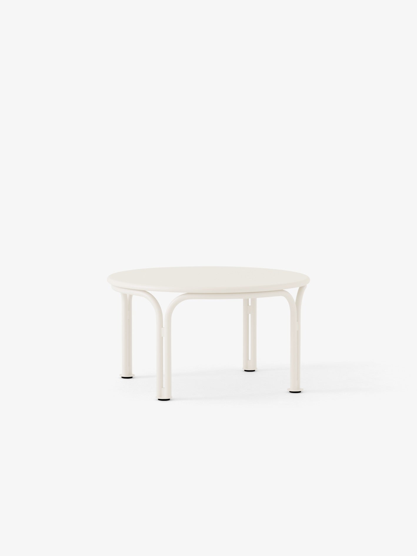 Mesa de café exterior &Tradition Thorvald SC108 con estructura de acero negro, diseño minimalista de Space Copenhagen para ja; Thorvald Outdoor Coffee Table SC108 — 148180A409_Thorvald SC108_Warm Black_Angled Front; Thorvald Outdoor Coffee Table SC108 — 148180A409_Thorvald SC108_Bronze Green_Angled Front; Thorvald Outdoor Coffee Table SC108 — 148181A410_Thorvald SC108_Ivory_Detail; Thorvald Outdoor Coffee Table SC108 — 148180A409_Thorvald SC108_Bronze Green_Detail
