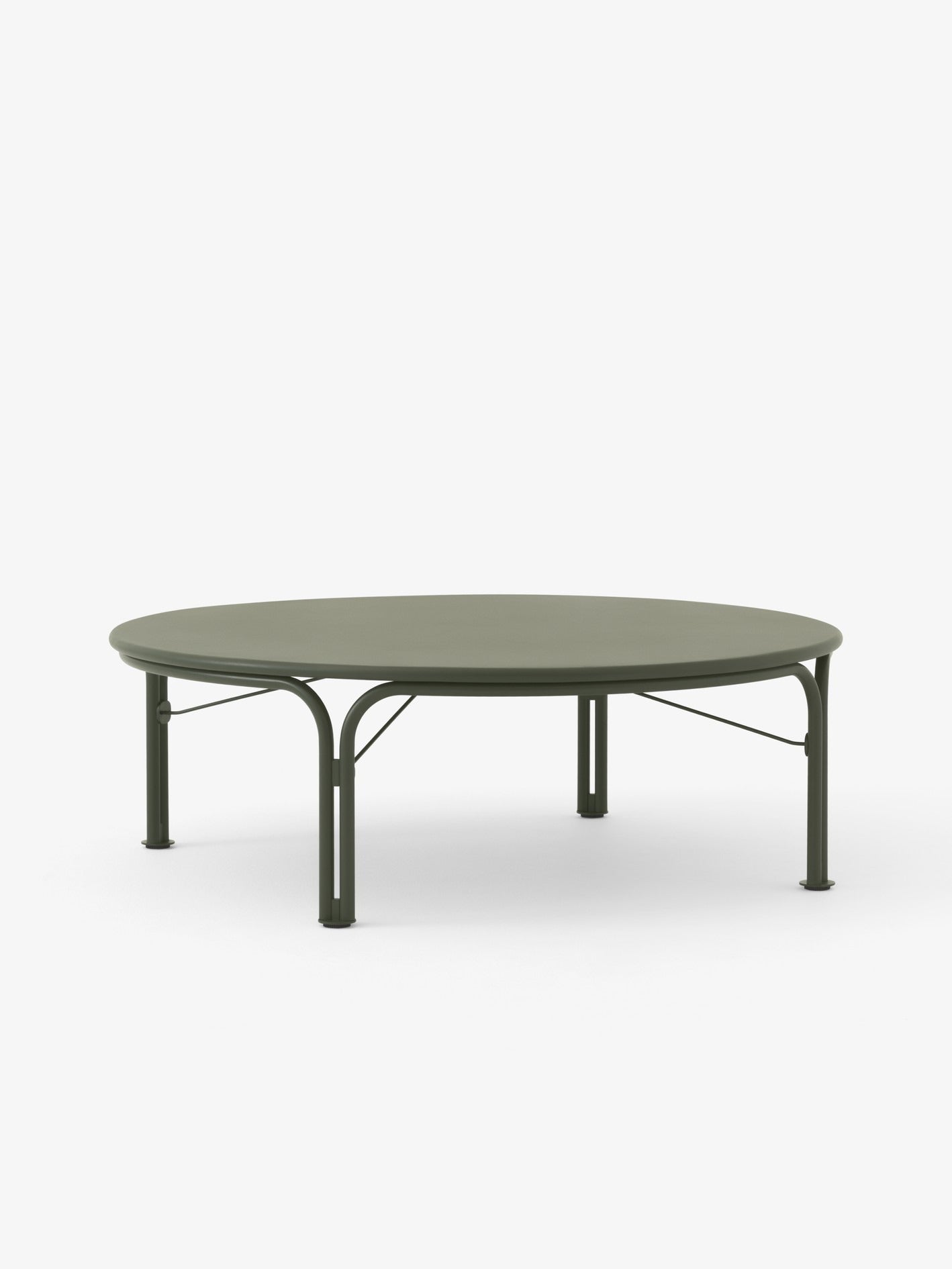 Mesa de centro exterior &Tradition Thorvald SC109 en acero negro, diseño minimalista nórdico de Space Copenhagen para terraza; Thorvald Outdoor Coffee Table SC109 — 148184A410_Thorvald SC109_Ivory_Angled Front; Thorvald Outdoor Coffee Table SC109 — 148183A409_Thorvald SC109_Warm Black_Angled Front; Thorvald Outdoor Coffee Table SC109 — 148184A410_Thorvald SC109_Ivory_Detail; Thorvald Outdoor Coffee Table SC109 — 148183A409_Thorvald SC109_Warm Black_Detail