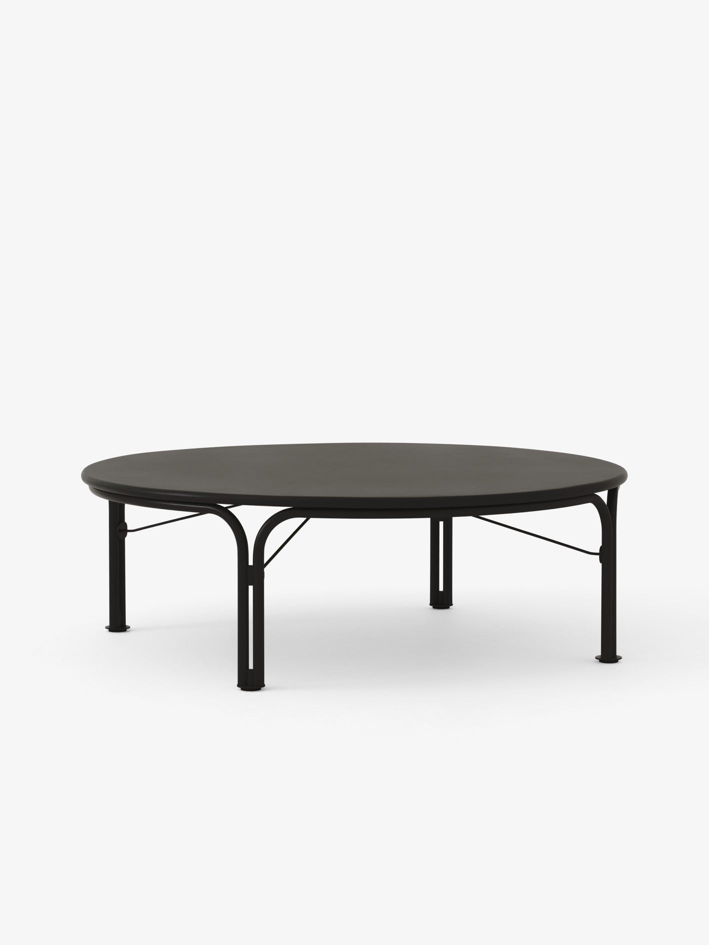 Mesa de centro exterior &Tradition Thorvald SC109 en acero negro, diseño minimalista nórdico de Space Copenhagen para terraza; Thorvald Outdoor Coffee Table SC109 — 148184A410_Thorvald SC109_Ivory_Angled Front; Thorvald Outdoor Coffee Table SC109 — 148183A409_Thorvald SC109_Warm Black_Angled Front; Thorvald Outdoor Coffee Table SC109 — 148184A410_Thorvald SC109_Ivory_Detail; Thorvald Outdoor Coffee Table SC109 — 148183A409_Thorvald SC109_Warm Black_Detail