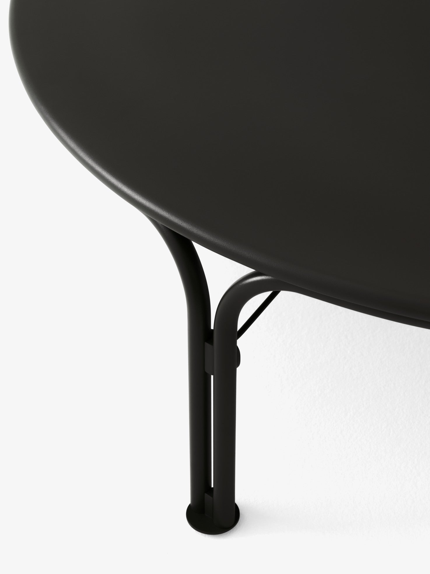 Mesa de centro exterior &Tradition Thorvald SC109 en acero negro, diseño minimalista nórdico de Space Copenhagen para terraza; Thorvald Outdoor Coffee Table SC109 — 148184A410_Thorvald SC109_Ivory_Angled Front; Thorvald Outdoor Coffee Table SC109 — 148183A409_Thorvald SC109_Warm Black_Angled Front; Thorvald Outdoor Coffee Table SC109 — 148184A410_Thorvald SC109_Ivory_Detail; Thorvald Outdoor Coffee Table SC109 — 148183A409_Thorvald SC109_Warm Black_Detail