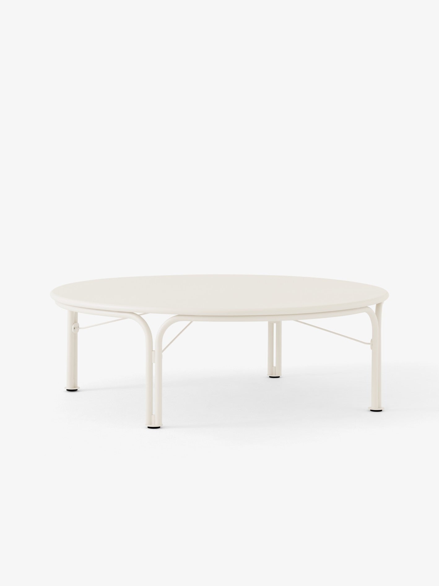 Mesa de centro exterior &Tradition Thorvald SC109 en acero negro, diseño minimalista nórdico de Space Copenhagen para terraza; Thorvald Outdoor Coffee Table SC109 — 148184A410_Thorvald SC109_Ivory_Angled Front; Thorvald Outdoor Coffee Table SC109 — 148183A409_Thorvald SC109_Warm Black_Angled Front; Thorvald Outdoor Coffee Table SC109 — 148184A410_Thorvald SC109_Ivory_Detail; Thorvald Outdoor Coffee Table SC109 — 148183A409_Thorvald SC109_Warm Black_Detail