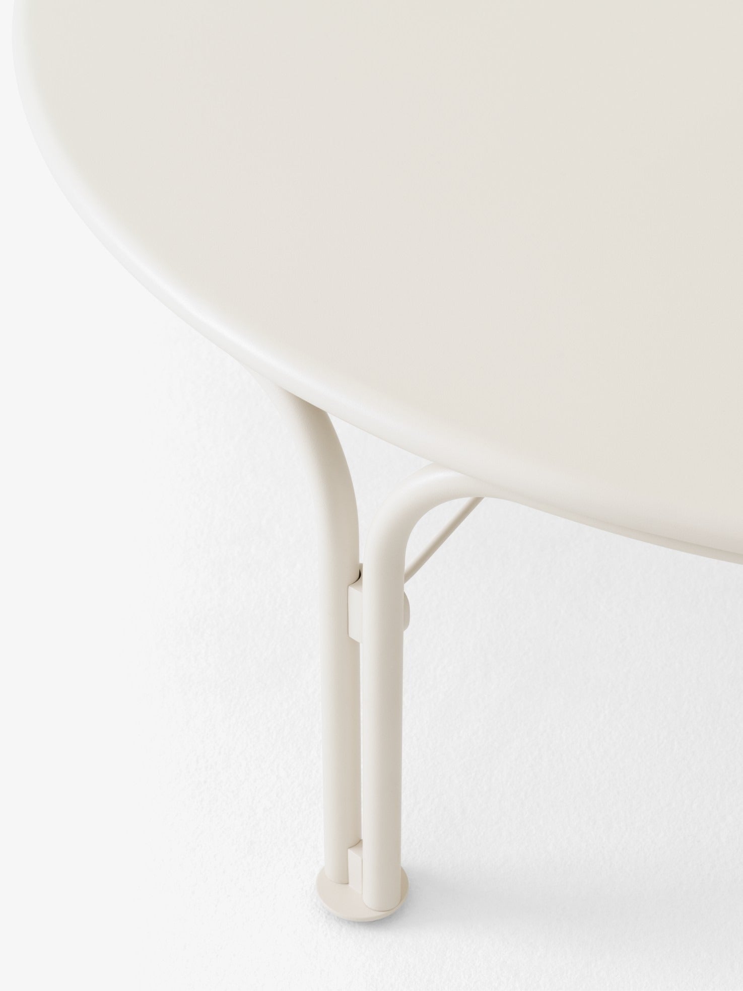 Mesa de centro exterior &Tradition Thorvald SC109 en acero negro, diseño minimalista nórdico de Space Copenhagen para terraza; Thorvald Outdoor Coffee Table SC109 — 148184A410_Thorvald SC109_Ivory_Angled Front; Thorvald Outdoor Coffee Table SC109 — 148183A409_Thorvald SC109_Warm Black_Angled Front; Thorvald Outdoor Coffee Table SC109 — 148184A410_Thorvald SC109_Ivory_Detail; Thorvald Outdoor Coffee Table SC109 — 148183A409_Thorvald SC109_Warm Black_Detail