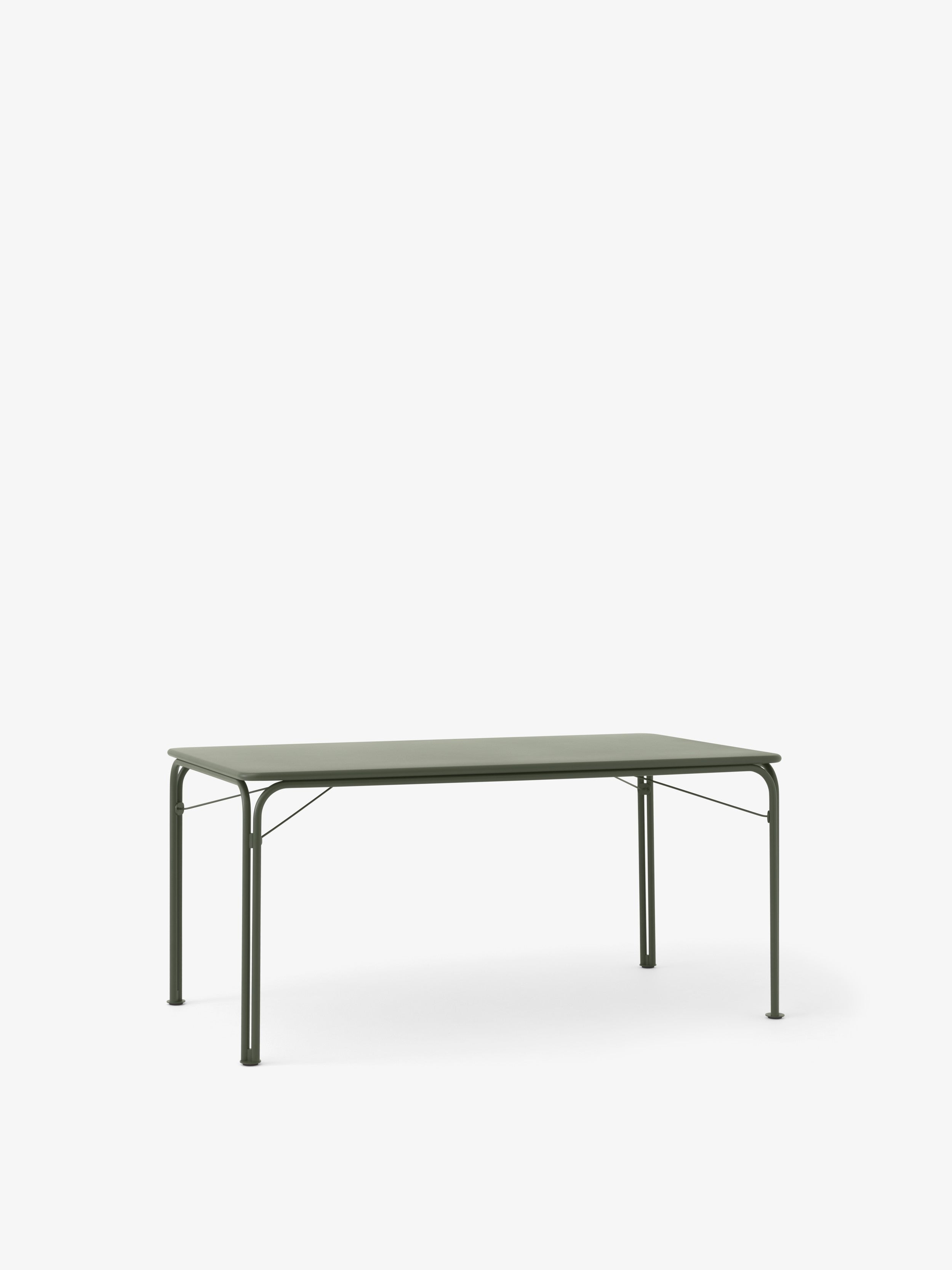 Mesa comedor exterior &Tradition Thorvald SC113 con estructura de acero negro diseñada por Space Copenhagen para espacios out