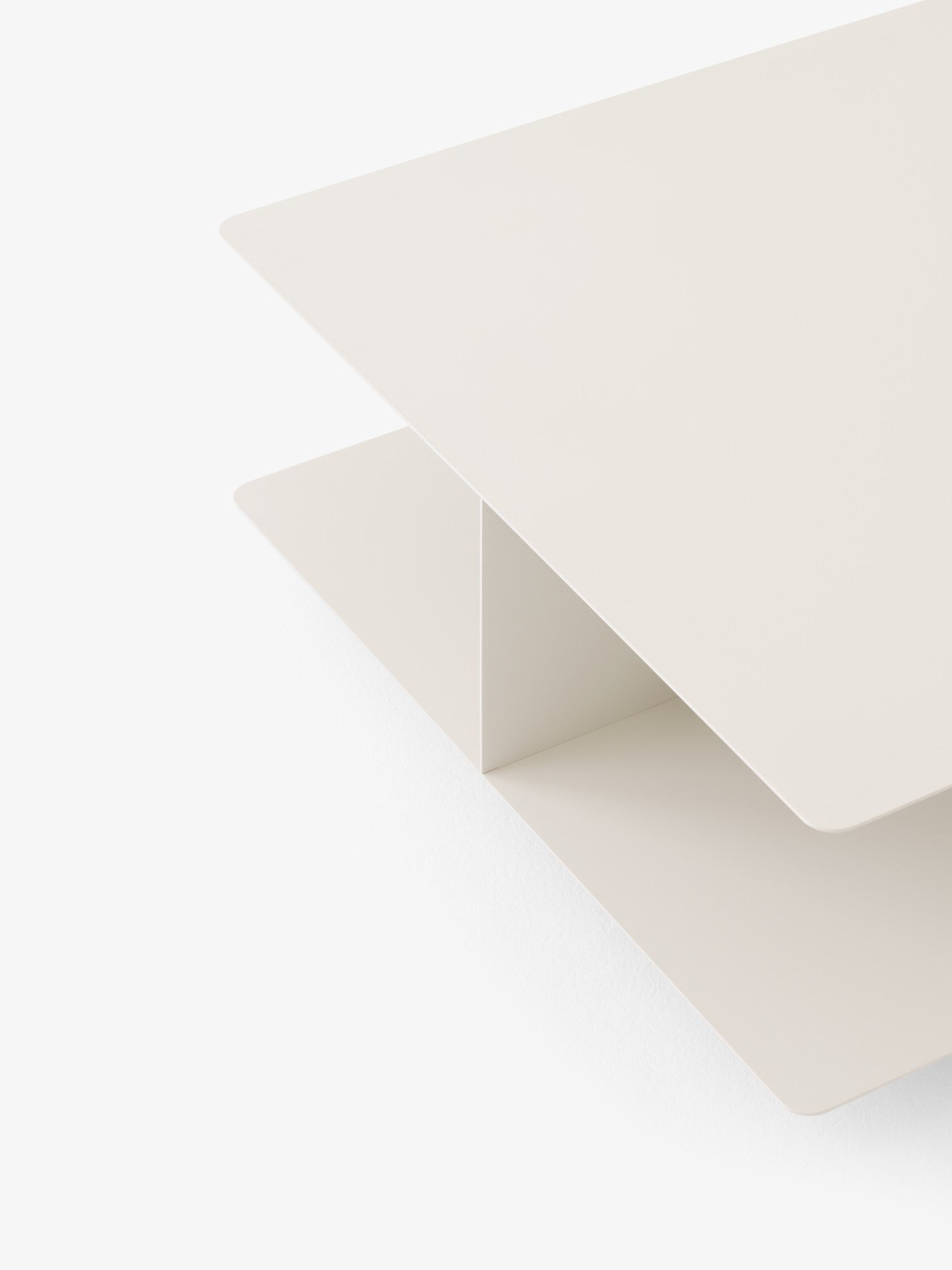 Mesa de centro Develius EV3 de &Tradition en acero lacado en polvo, diseño minimalista de Edward van Vliet sobre fondo neutro; Develius Coffee Table EV3 — 155881A576_Develius EV3_Stone Grey_Angled Front; Develius Coffee Table EV3 — ATD_Retail_2026_Develius EV3_Develius EV1C; Develius Coffee Table EV3 — 155881A410_Develius EV3_Ivory_Detail; Develius Coffee Table EV3 — ATD_Retail_2026_Develius EV3_Mist AP21_Momento Vase JH41_Mnemonic MNC4_02