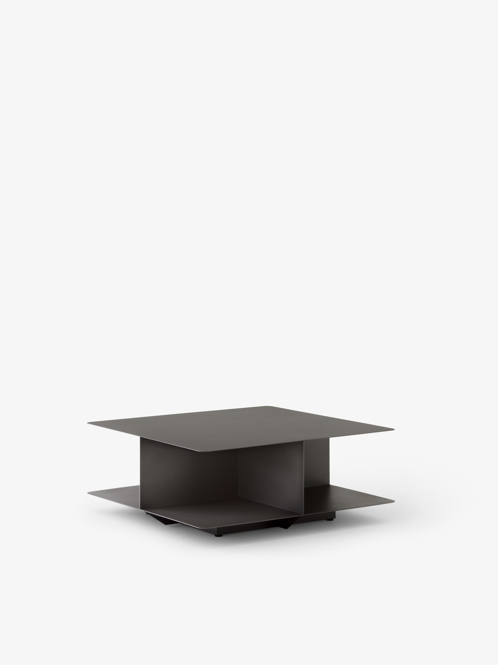 Mesa de centro Develius EV3 de &Tradition en acero lacado en polvo, diseño minimalista de Edward van Vliet sobre fondo neutro; Develius Coffee Table EV3 — 155881A576_Develius EV3_Stone Grey_Angled Front; Develius Coffee Table EV3 — ATD_Retail_2026_Develius EV3_Develius EV1C; Develius Coffee Table EV3 — 155881A410_Develius EV3_Ivory_Detail; Develius Coffee Table EV3 — ATD_Retail_2026_Develius EV3_Mist AP21_Momento Vase JH41_Mnemonic MNC4_02