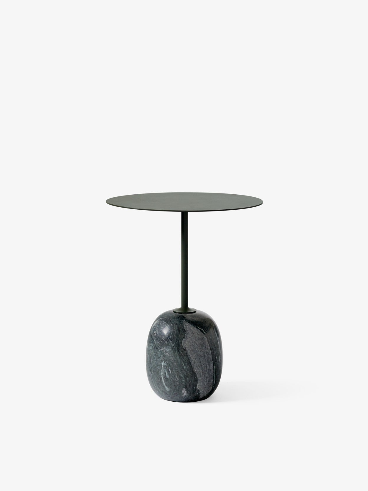 Mesa auxiliar &Tradition Lato LN8 de acero negro con superficie de mármol blanco, diseño minimalista de Luca Nichetto; Lato Side Table LN8 — 5_160796A288_Lato LN8_Verde Grigio w. Steel Deep Green_Front; Lato Side Table LN8 — 6_160796A288_Lato LN8_Verde Grigio w. Steel Deep Green_Front; Lato Side Table LN8 — 3_160796A288_Lato LN8_Verde Grigio w. Steel Deep Green_Front; Lato Side Table LN8 — 4_160796A288_Lato LN8_Verde Grigio w. Steel Deep Green_Front
