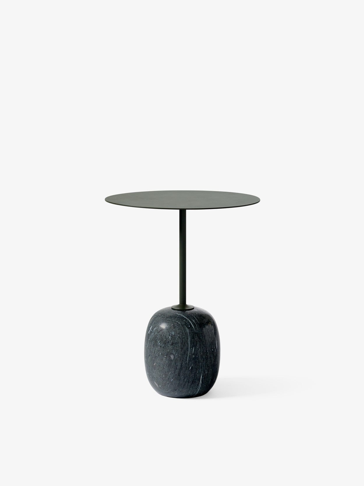 Mesa auxiliar &Tradition Lato LN8 de acero negro con superficie de mármol blanco, diseño minimalista de Luca Nichetto; Lato Side Table LN8 — 5_160796A288_Lato LN8_Verde Grigio w. Steel Deep Green_Front; Lato Side Table LN8 — 6_160796A288_Lato LN8_Verde Grigio w. Steel Deep Green_Front; Lato Side Table LN8 — 3_160796A288_Lato LN8_Verde Grigio w. Steel Deep Green_Front; Lato Side Table LN8 — 4_160796A288_Lato LN8_Verde Grigio w. Steel Deep Green_Front