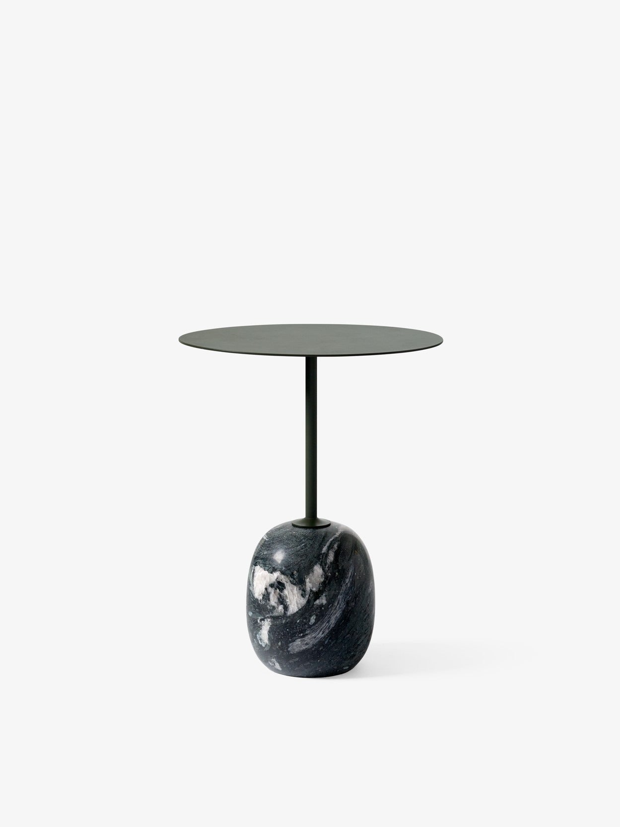 Mesa auxiliar &Tradition Lato LN8 de acero negro con superficie de mármol blanco, diseño minimalista de Luca Nichetto; Lato Side Table LN8 — 5_160796A288_Lato LN8_Verde Grigio w. Steel Deep Green_Front; Lato Side Table LN8 — 6_160796A288_Lato LN8_Verde Grigio w. Steel Deep Green_Front; Lato Side Table LN8 — 3_160796A288_Lato LN8_Verde Grigio w. Steel Deep Green_Front; Lato Side Table LN8 — 4_160796A288_Lato LN8_Verde Grigio w. Steel Deep Green_Front