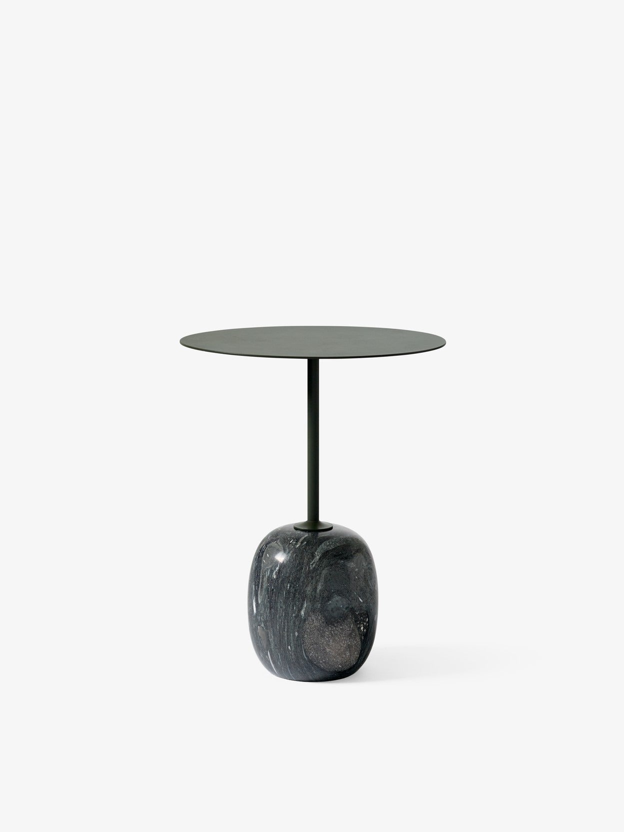 Mesa auxiliar &Tradition Lato LN8 de acero negro con superficie de mármol blanco, diseño minimalista de Luca Nichetto; Lato Side Table LN8 — 5_160796A288_Lato LN8_Verde Grigio w. Steel Deep Green_Front; Lato Side Table LN8 — 6_160796A288_Lato LN8_Verde Grigio w. Steel Deep Green_Front; Lato Side Table LN8 — 3_160796A288_Lato LN8_Verde Grigio w. Steel Deep Green_Front; Lato Side Table LN8 — 4_160796A288_Lato LN8_Verde Grigio w. Steel Deep Green_Front