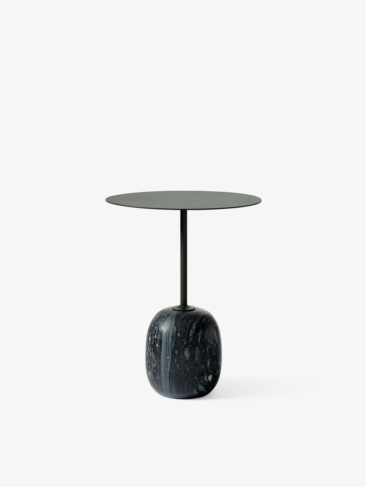 Mesa auxiliar &Tradition Lato LN8 de acero negro con superficie de mármol blanco, diseño minimalista de Luca Nichetto; Lato Side Table LN8 — 5_160796A288_Lato LN8_Verde Grigio w. Steel Deep Green_Front; Lato Side Table LN8 — 6_160796A288_Lato LN8_Verde Grigio w. Steel Deep Green_Front; Lato Side Table LN8 — 3_160796A288_Lato LN8_Verde Grigio w. Steel Deep Green_Front; Lato Side Table LN8 — 4_160796A288_Lato LN8_Verde Grigio w. Steel Deep Green_Front