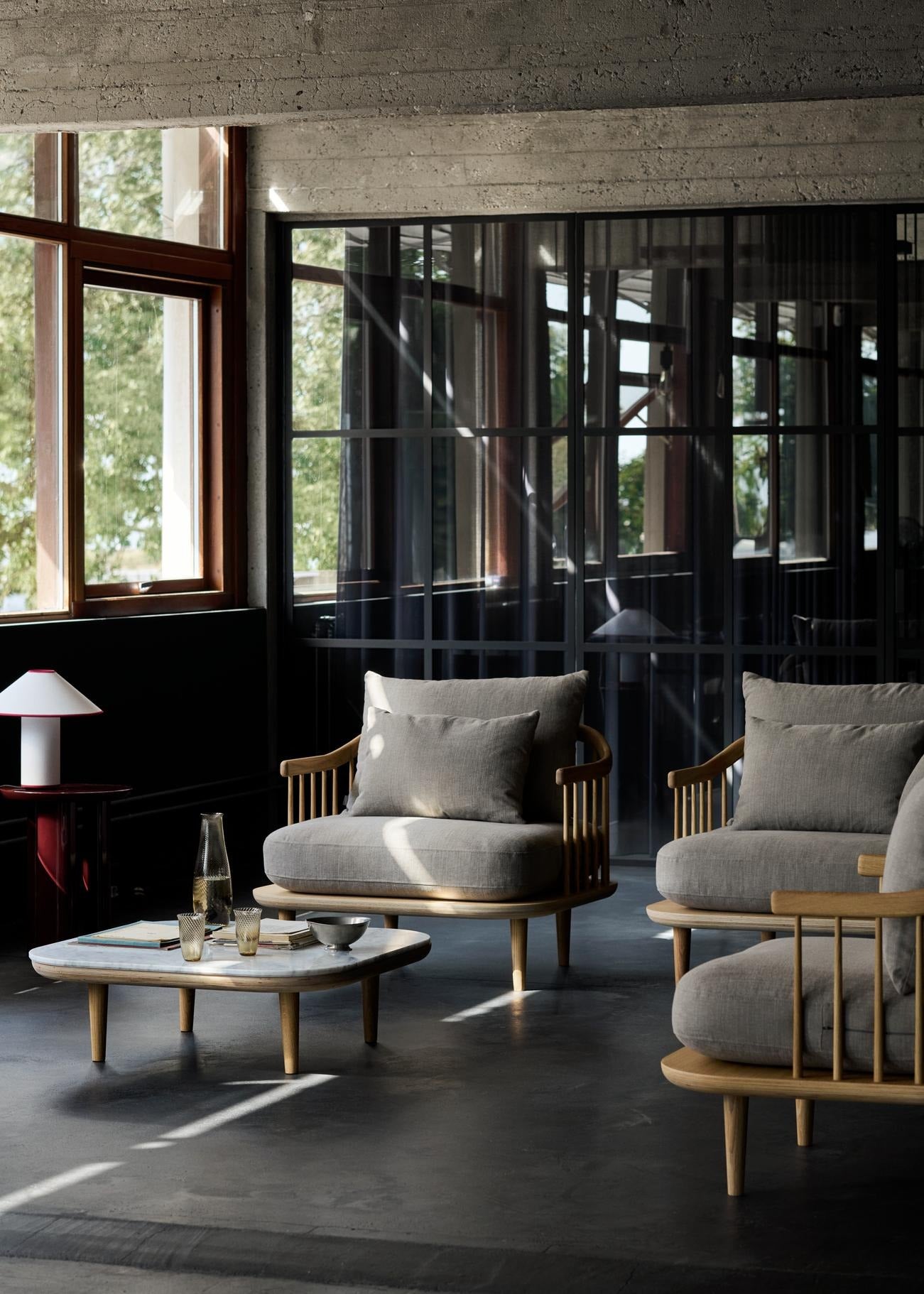 Butaca lounge &Tradition Fly SC1 con base de roble y tapicería, diseñada por Space Copenhagen para máximo confort; Fly Lounge Chair SC1 — ADT_Retail_2024_Fly SC1_Fly SC4_Colette ATD6_Collect Carafe SC63_Collect Glass SC60_Detail; Fly Lounge Chair SC1 — ATD_Retail_2021_Fly SC1_Fly SC2_Fly SC4_Little Petra VB1_Lato LN8_Lucca SC51_The Moor AP5_Formakami JH5_Collect_Planter SC45