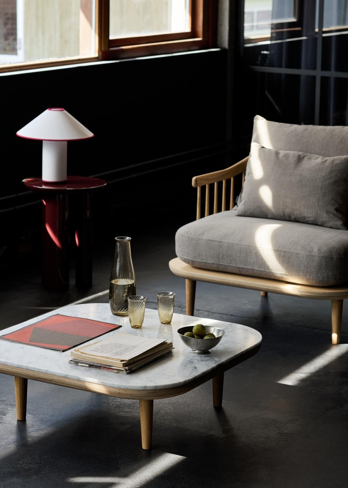 Butaca lounge &Tradition Fly SC1 con base de roble y tapicería, diseñada por Space Copenhagen para máximo confort; Fly Lounge Chair SC1 — ADT_Retail_2024_Fly SC1_Fly SC4_Colette ATD6_Collect Carafe SC63_Collect Glass SC60_Detail; Fly Lounge Chair SC1 — ATD_Retail_2021_Fly SC1_Fly SC2_Fly SC4_Little Petra VB1_Lato LN8_Lucca SC51_The Moor AP5_Formakami JH5_Collect_Planter SC45