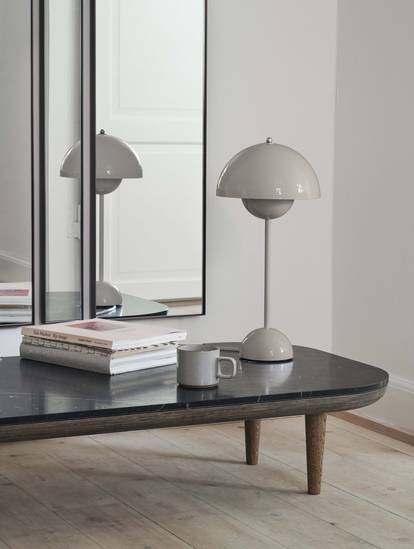 Lámpara de mesa Flowerpot VP3 de &Tradition diseñada por Verner Panton con pantalla esférica de acero y base circular; Flowerpot Table Lamp VP3 — ATD_Retail_2023_Flowerpot VP3_Rely HW11; Flowerpot Table Lamp VP3 — ATD_Retail_2023_Flowerpot VP3_X HM10; Flowerpot Table Lamp VP3 — ATD_Retail_2020_Flowerpot_VP3_GlassVases_SC35_DropLeaf_HM5_Loafer_SC23; Flowerpot Table Lamp VP3 — ATD_1306_Flowerpot VP3_White_Fly SC5_Amore SC20-SC22_Launch 2023