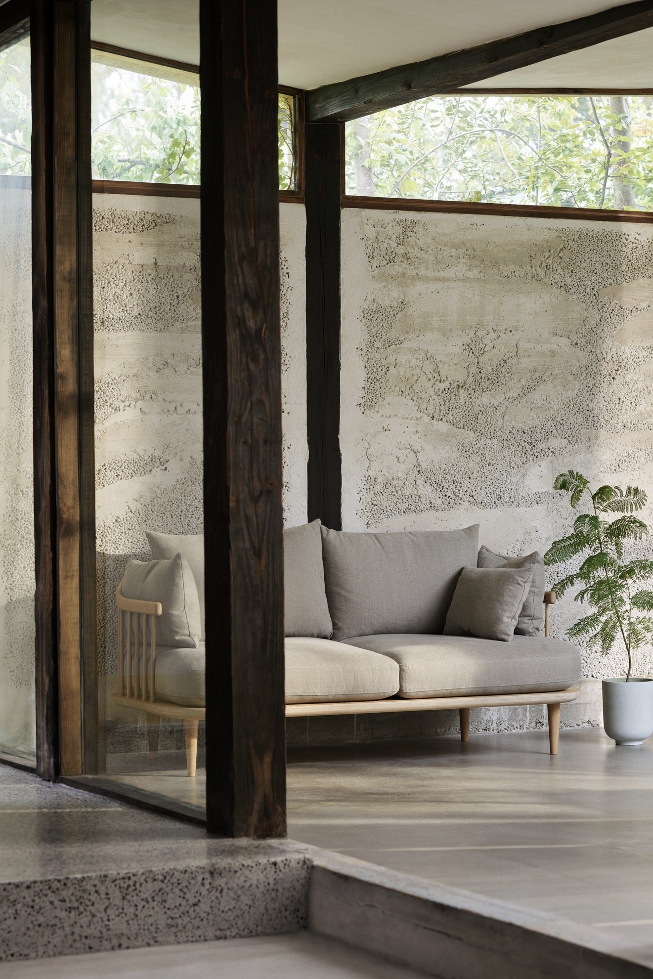Sofá &Tradition Fly SC2 diseñado por Space Copenhagen con base de madera de roble y tapicería premium con cojines de pluma; Fly Sofa SC2 — Fly SC2 Smoked Oiled Oak w. Hot Madison 094 back; Fly Sofa SC2 — ATD_2021_Retail_Fly SC2_Collect Planter SC72; Fly Sofa SC2 — ATD_Retail_2024_Fly SC2_Fly SC5_Tung JA3_Mist AP15_Flowerpot VP12_X HM10_The Moor AP18-19; Fly Sofa SC2 — Fly SC2 Smoked Oiled Oak w. Karakorum 003