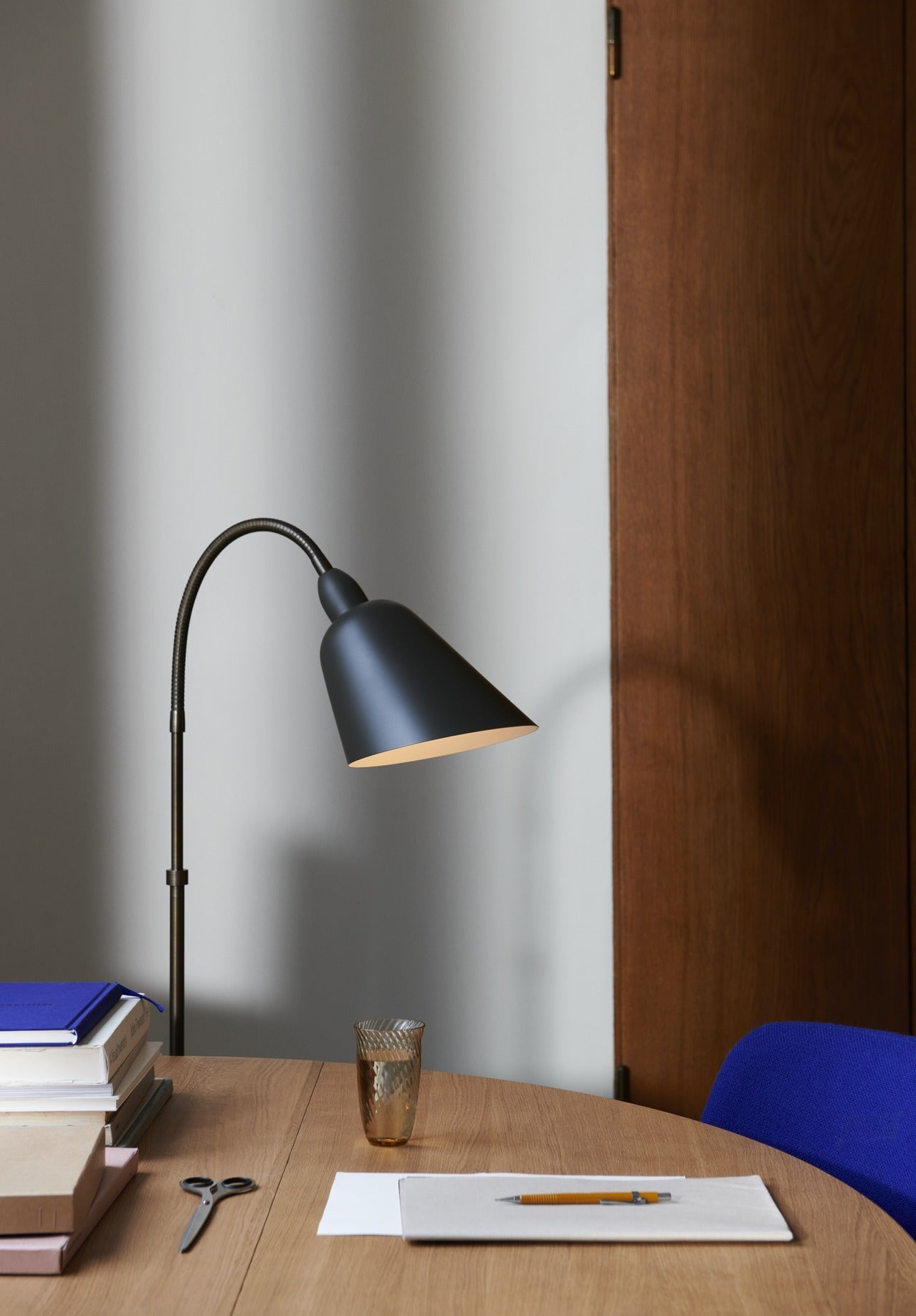 Lámpara de pie &Tradition Bellevue AJ7 de Arne Jacobsen en latón y aluminio sobre fondo blanco con pantalla ajustable; Bellevue Floor Lamp AJ7 — ATD_2022_Bellevue AJ7_Drop Leaf HM6_Rely HW15-HW20