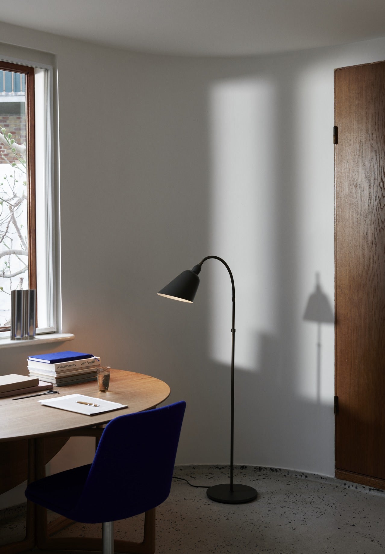Lámpara de pie &Tradition Bellevue AJ7 de Arne Jacobsen en latón y aluminio sobre fondo blanco con pantalla ajustable; Bellevue Floor Lamp AJ7 — ATD_2022_Bellevue AJ7_Drop Leaf HM6_Rely HW15-HW20