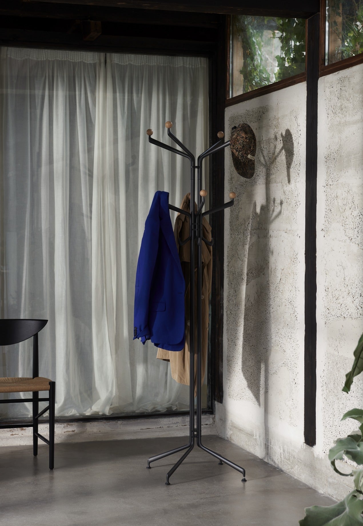 Perchero &Tradition Capture SC77 de aluminio y madera maciza diseñado por Space Copenhagen con líneas minimalistas y elegante; Capture Coat Stand SC77 — ATD_Retail_2022_Capture SC77_Drawn HM3; Capture Coat Stand SC77 — ATD_2022_Capture SC77_Drawn HM3