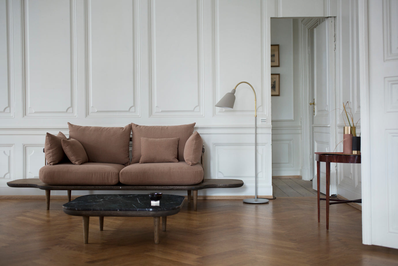 Sofá &Tradition Fly SC3 con base de roble y cojines de pluma, diseño minimalista de Space Copenhagen en salón contemporáneo; Fly Sofa SC3 — ATD_Campaign_2016_Fly_SC3_SC4_True Colour_LP2_LP6_1; Fly Sofa SC3 — Fly SC3 Smoked Oiled Oak w. Hot Madison 093; Fly Sofa SC3 — Fly SC3 Smoked Oiled Oak w. Karakorum 003; Fly Sofa SC3 — Fly SC3 Oiled Oak w. Hot Madison 094